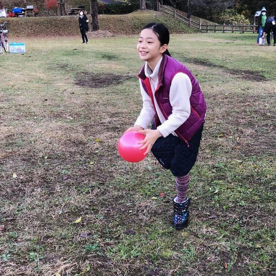 白鳥玉季さんのインスタグラム写真 - (白鳥玉季Instagram)「しゃぼん玉もボールも大好き😆  今週の極主夫道は向日葵が...なんと...👊🔥   #極主夫道 #gokushufudo #白鳥玉季 #しゃぼん玉 #向日葵役 🌻」12月3日 17時20分 - shiratori_tamaki