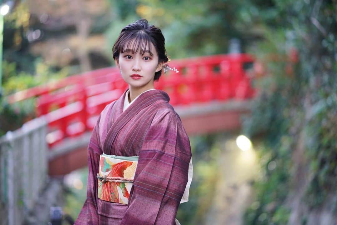 加藤早和子のインスタグラム：「❤︎ この間 結城紬 のお着物を着させてもらいました👘  結城紬とは 三大紬の1つで 茨城県・結城市で織られた紬の事📝  日本最古の歴史を有する高級絹織物で、 重要無形文化財でもあるんだとか💡  帯も秋っぽい🍁デザインで とても素敵に仕上げて頂きました❤︎  📷 by @photogragon   👘 @rentalkimono_hana   . . #着物 #結城紬 #着物女子 #ミス日本 #ミス日本コンテスト #ファイナリスト #ミス日本2021 #2021ミス日本ファイナリスト #ミスコン #青山学院大学 #女子大生 #いいね返し #missjapan #misscon #instalike」