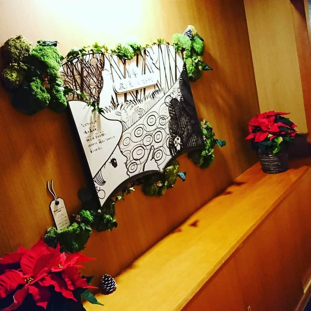 【公式】湯の杜 ホテル志戸平さんのインスタグラム写真 - (【公式】湯の杜 ホテル志戸平Instagram)「クリスマスの装飾がパワーアップ！ヒカリノモリの通路でポインセチアがお出迎え🌼 クリスマスツリーの周りには巨大リースが増えました😆 本日はとても冷え込み雪もちらついてクリスマスも近づいてきたなと肌で感じますね😉  #志戸平 #ホテル志戸平 #クリスマス #ポインセチアは #花が #真ん中の #黄色いところだけ #ヒカリノモリ #ビュッフェ バイキング #寒くなってきた #家族旅行 #みんなで行こう」12月3日 17時22分 - shidotaira