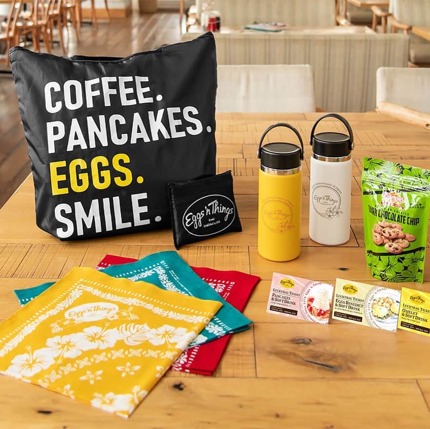 EGGS ’N THINGS JAPANのインスタグラム：「2021年1月1日（金）から上陸10周年記念のハイドロフラスクなどが入った福袋「 #ラッキーバッグ2021 」をEggs ’n Things Coffee含む国内全店舗にて販売いたします🤩🎉﻿例年は店頭販売のみでしたが、今回はオンライン予約販売も数量限定で受付開始しております🌴🌺  https://www.eggsnthingsjapan.com/news/201203.html  ※詳細はホームページからご確認頂けます。 ※数量限定につき、なくなり次第終了となりますのでご了承ください。﻿ ※店舗によっては年始営業の関係上、発売日が異なる場合がございます。﻿  =================  ● 「 #LUCKYBAG2021 」 販売価格：5,000円（税別） 販売期間：2021年1月1日（金）～なくなり次第終了 取扱店舗：国内全店舗  【内容】 ①オリジナルエコバッグ（ポケット収納タイプ） ②16ozハイドロフラスク-10th Anniversary Design – ③オリジナルバンダナ ④ハワイアンクッキー ダークチョコレートチップ ⑤ミールチケット（3種） ※16ozハイドロフラスク：2色展開（Sunflower, White）／オリジナルバンダナ：3色展開（Yellow, Green, Red） ※カラーの指定はできません。  =================  ☆各店舗のInstagram開設いたしました！☆ 店頭のQRコードを読み取るかInstagram内で検索してぜひフォローをお願いします😆  #エッグスンシングス #エッグスン #パンケーキ #パンケーキ巡り #カフェ巡り #福袋 #カフェ部 #限定 #東京グルメ #関西グルメ #ハワイ好きな人と繋がりたい #ハイドロフラスク #お正月 #新年 #2021 #luckybag #hydroflask #eggsnthings #instacafe #cafe #foodstagram #pancake #aloha #hawaii #yummy #newyear」