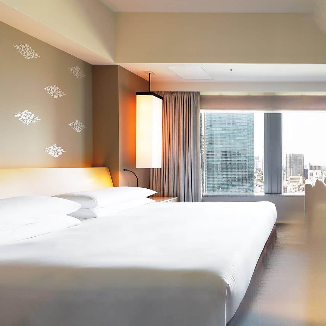 ザ・キャピトルホテル 東急 公式さんのインスタグラム写真 - (ザ・キャピトルホテル 東急 公式Instagram)「全てのお部屋に日本の伝統的な建築様式を取り入れ、障子や襖をしつらえた洗練された和モダンな空間が和らぎの時間を演出します。   《「クリスマスステイプラン 2020」をご用意しております。詳しくはウェブサイトをご確認ください。》  The decor in all of our guest rooms incorporates traditional Japanese interior design, featuring a shoji screen and a fusuma (paper sliding door) which create an atmosphere of the sophisticated and modern Japan for guests staying at the hotel.  #thecapitolhoteltokyu #ザキャピトルホテル東急  #thepreferredlife #forbestravelguide #FutureTravelGuide #TogetherInTravel #guestroom #guestroomdecor #decordesign #hoteldesign #worldtraveler」12月3日 17時25分 - thecapitolhoteltokyu