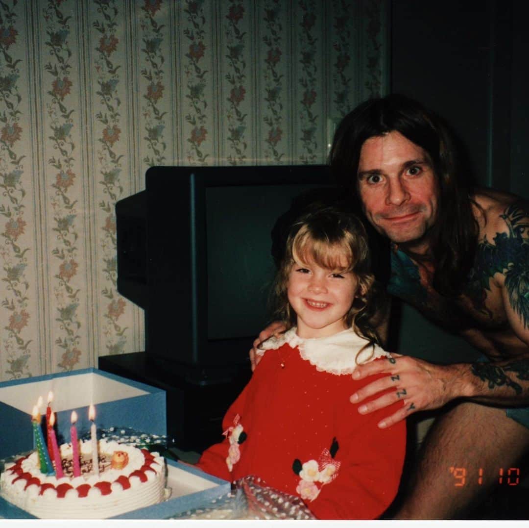 ケリー・オズボーンのインスタグラム：「Happy birthday Dadda!!!!! I watch you every day overcome the hugest obstacles. Through all of this you have become an even better father to me and husband to mum. We are so lucky to have you. To see how far you have come in the last year is insane. YOU ARE MY HERO. You are the real  iron man. I love you dadda. I’m so proud to be your daughter 💜」