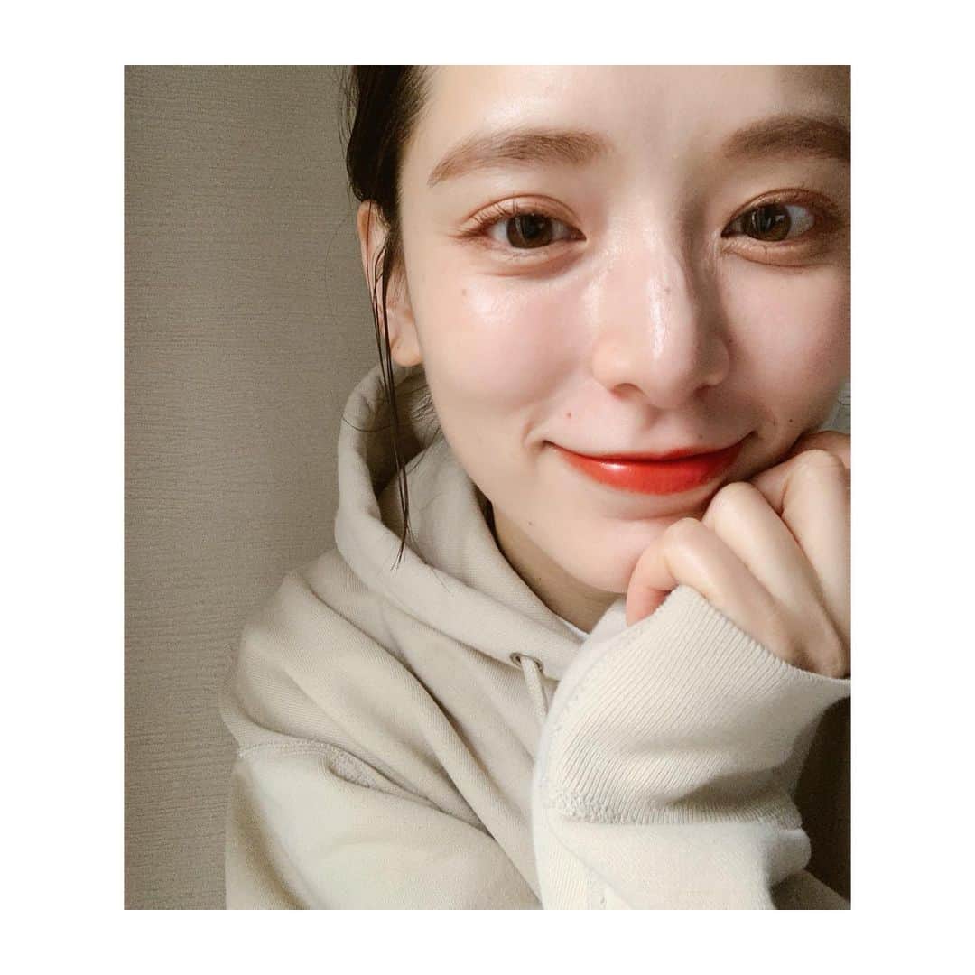 のインスタグラム：「🍊💋  @shuuemura × ONEPIECE AM BR 784 crimson charge  @kumiko__kojima さんが着けてて とても可愛くて 気付いたら買ってました💄  それにしてもマスク生活なのに リップ買いすぎじゃない？私？  でもいいんです〜 マスクの下に塗って こっそりテンションを上げてるんです〜 自分の機嫌は自分でとるんです〜  自撮りマスターようちゃん @yoco12  に自然光で撮るところから始めようって言われたので 自然光で撮ったよようちゃん ・ #shuuemura #onepiece #ambr784 #crimsoncharge #🍊 #💋 #💄」