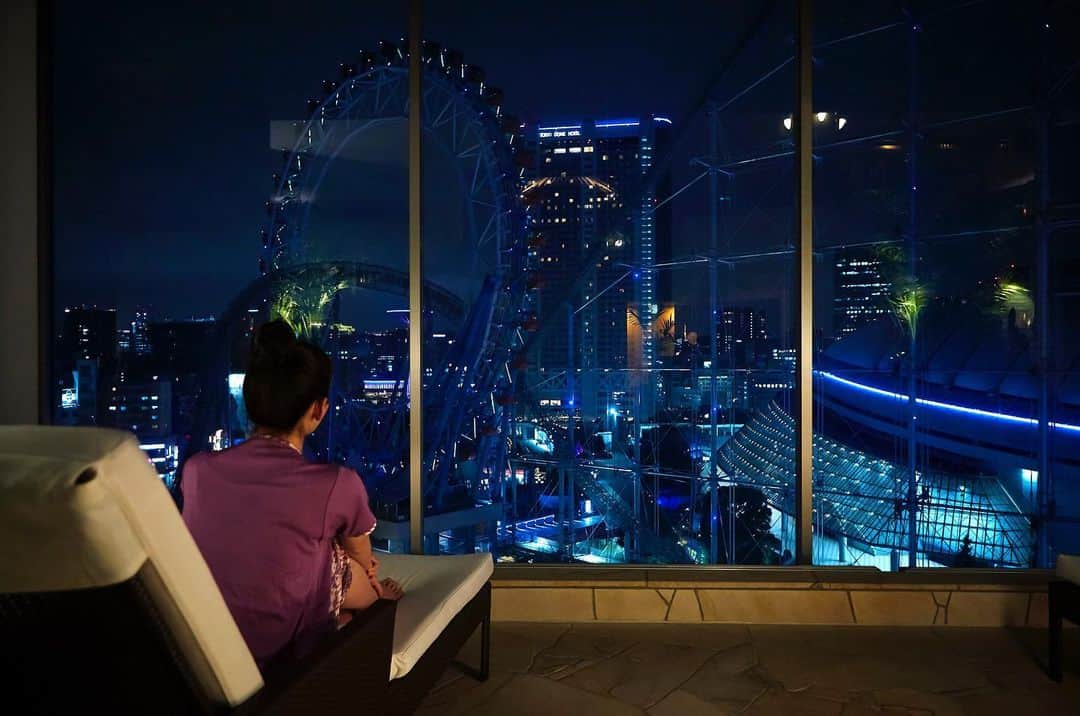 スパ ラクーア公式のインスタグラム：「. ／ 温泉も夜景も満喫✨ “静かな夜”を楽しむ贅沢 ＼ . 例年なら夜はパーティーや忘年会で忙しい12月…でも今年は状況が一変しそうです… それならいっそ、夜の時間は自分のために“静かな夜”を楽しむシーズンにしませんか？ . 実は一年の中でも、ひとりで過ごすのにおすすめなのが冬の「#夜スパ 」なんです。 疲れて冷えきった身体を、天然温泉がじんわり優しくほぐしてくれますよ。 湯船に静かに浸かりながら、頬に感じるきりっと澄んだ空気は今だけの気持ちよさです。 . 東京ドームシティの夜景も、スパからの眺めはちょっと特別。人混みや喧噪の中に行かなくても、開放的な空間で静かに夜景が楽しめる穴場スポットなんです。 階層の高いヒーリング バーデはさらに照明も落としているから、窓の外に浮かび上がる幻想的な夜景を楽しめます。 ヒーリング バーデはこんなところ▼ https://www.laqua.jp/spa/facilities/healing-baden/ . いつもと違うストレスがかかる日々の中、自分のためだけに過ごす「静かで贅沢な夜」は、思っている以上に大切なものかもしれません。 . #スパラクーア #天然温泉 #温泉 #夜スパ #リラックス #リフレッシュ #イルミネーション #夜景 #ヒーリングバーデ #癒やし #心にも潤いを」