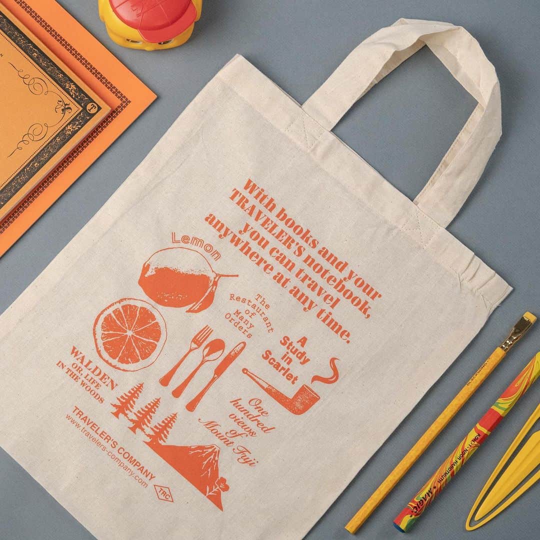 TOOLS to LIVEBY / 禮拜文房具のインスタグラム：「. TRAVELER'S notebook 2020 限定禮品收納袋  新上市  延續書本主題所設計的原創禮品袋，其上印製著TRAVELER'S notebook 2021年主題slogan，插圖繪製以世界旅行書籍W. Somerset Maugham的《月亮和六便士》和Antoine deSaint-Exupéry的《夜間飛行》作為靈感來源，充滿旅遊的想望。 .」