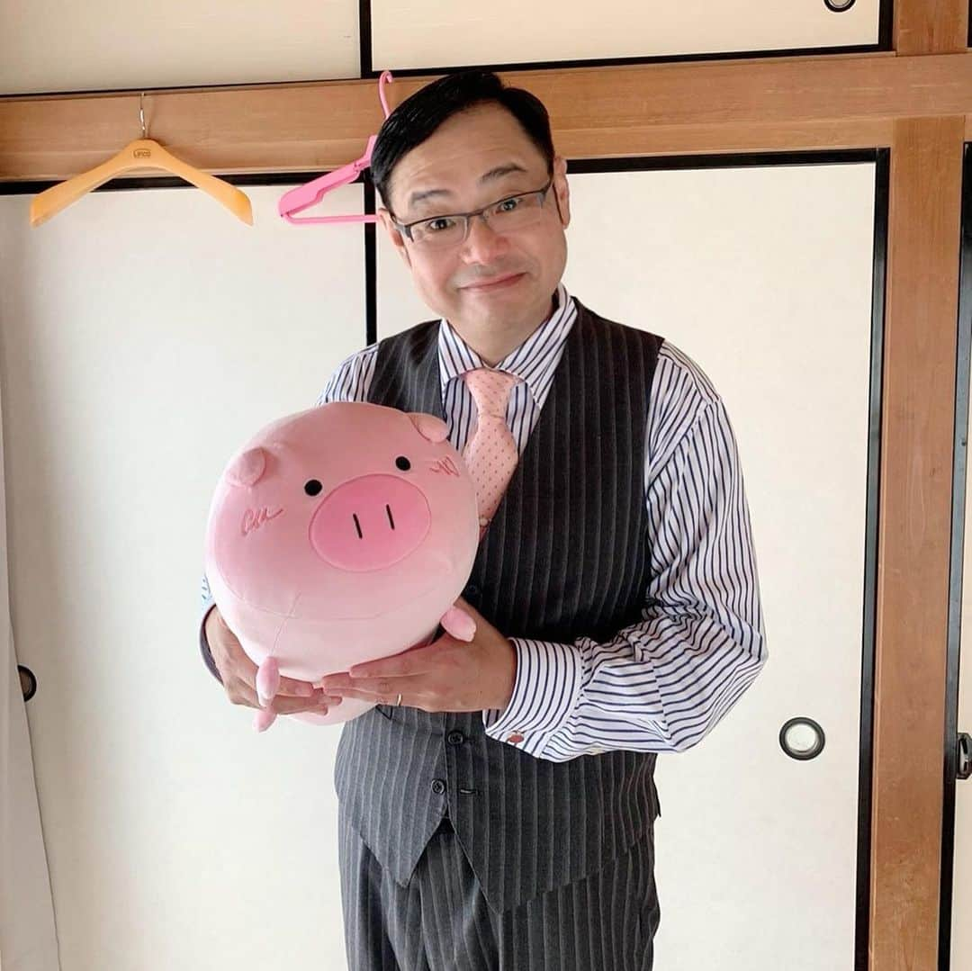 日曜劇場『危険なビーナス』【公式】のインスタグラム：「現場レポート　その67🐖🐖🐖 . . 謎解きも最終章😳‼️ 日曜日は第9話です‼️ . 今日は私ブーナスと こんなことになるとは思わなかった隆司さんとのお写真を🐷💕 . あの頃はよかったなぁ...って 不倫はいけないけど💦 . 見ていましたよ...私は🐽 . . 楓さんと勇磨さんも何やら怪しい関係...🥺⁉️ 疑惑の真相は日曜よる9時第9話放送です📹 . . #日曜劇場 #危険なビーナス #東野圭吾 #ブーナス #ブルーナス #ブーナスの現場レポート #妻夫木聡 #吉高由里子 #ディーンフジオカ #染谷将太 #中村アン #堀田真由 #結木滉星 #福田麻貴 #3時のヒロイン #R指定 #CreepyNuts #麻生祐未 #坂井真紀 #安蘭けい #田口浩正 #池内万作 #栗田芳宏 #栗原英雄 #斉藤由貴 #戸田恵子 #小日向文世」