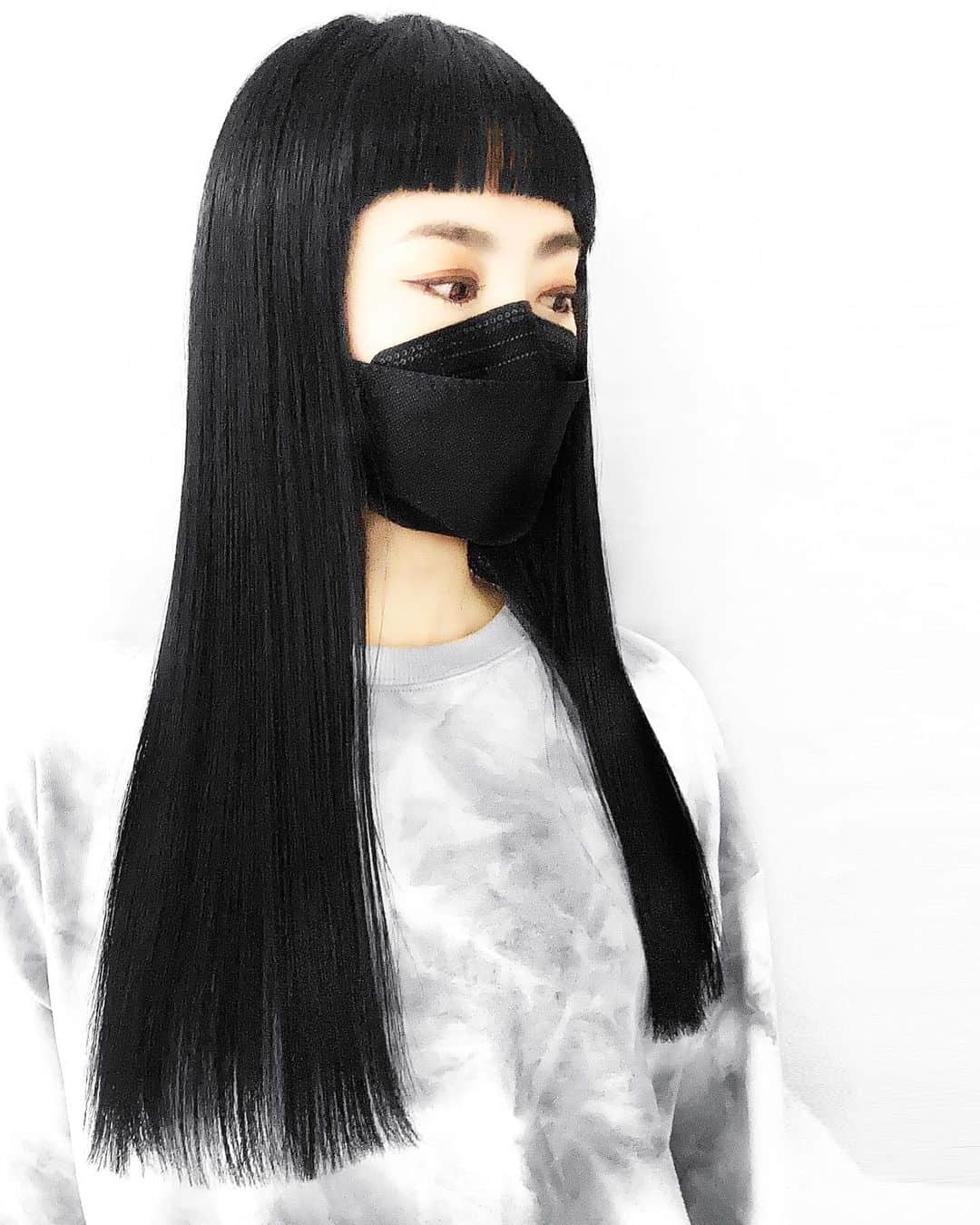 lve_xxxxのインスタグラム：「. . ɴᴇᴡ ʜᴀɪʀ 💇🏻‍♀️  ここ数年同じ髪型で飽きてきてたけど 特にしたい髪型もなく伸ばしてましたが 事件です！！😱  髪型ｵｰﾙﾊﾞｯｸで結ぶ事多くて 後ろ引っ張てた日々が続いたから…❓  デコが広なった😱気がする。 (自分だけが気になるやつ。多分)  なもんでデコ界隈の毛根を ちょっと🤏休ませようと(言い方わからん😂) @album_natsumi 大先生にお願いして ｲﾒﾁｪﾝしてもらいました✌️  3.4年振り？の本物前髪！😂笑笑 毛先も5㌢位切ってﾊﾟｯﾂﾝに。  ｶﾗｰは先生よりｺﾒﾝﾄ頂いたので 追記 : ﾓﾉｸﾛｰﾑ ﾌﾞﾙｰﾌﾞﾗｯｸ ｺﾊﾞﾙﾄﾌﾞﾙｰ  とにかく透けない赤みゼロの黒！ 　  #Dysonが欲しいです。 #newhair #album」