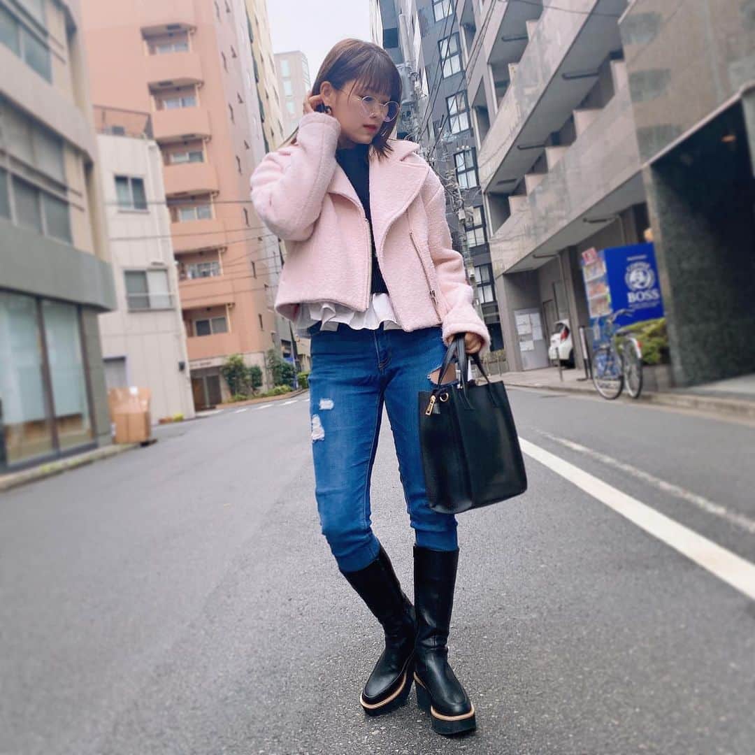 のインスタグラム：「ぴんくのアウターで着回し🤭💓 今回はパンツにブーツ合わせた👢 もう寒いね🥶冬はブーツに頼るっ！！ ． 前回はワンピースに合わせたから 今回はパンツコーデにしてみたよん🥰 ． どうかなーー？🥺 ． ． ． ． #今日のコーデ #私服 #バンツコーデ  #ジーンズ #ブーツコーデ #革ブーツ #アウターコーデ #厚底ブーツ  #ootd #ootdfashion」
