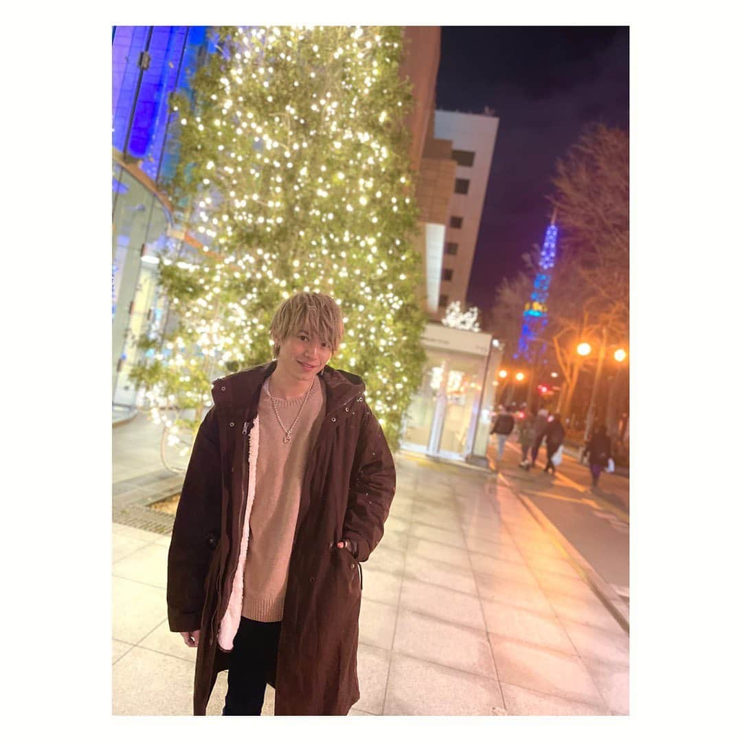 岡田鷹斗のインスタグラム：「札幌の夜はイルミネーションが綺麗でした🌉✨  #札幌　#sapporo  #夜景 #fashion  #金髪　#イケメン #NEVAGIVEUP #岡田鷹斗 #followme」