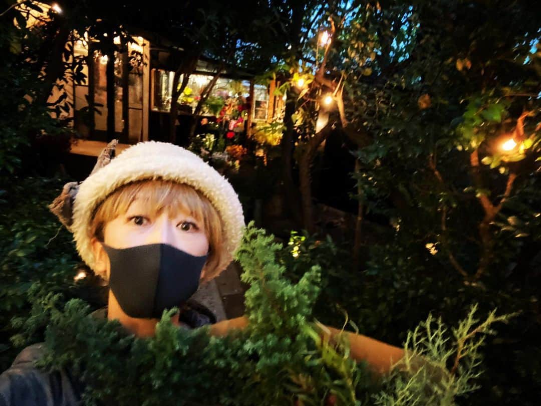 広崎うらんさんのインスタグラム写真 - (広崎うらんInstagram)「もうひとつの森🌲 原宿にこんな素敵な一角があるのです❤️レストラン併設の花屋さんでブルーアイスやら杉やらモミやら癒される香りの木々を買いました🥰eatripには大切な友達と今度訪れます♡  @eatripjournal  #野村友里 #eatrip #大好きな場所 #針葉樹が好き」12月3日 17時53分 - uranhirosaki