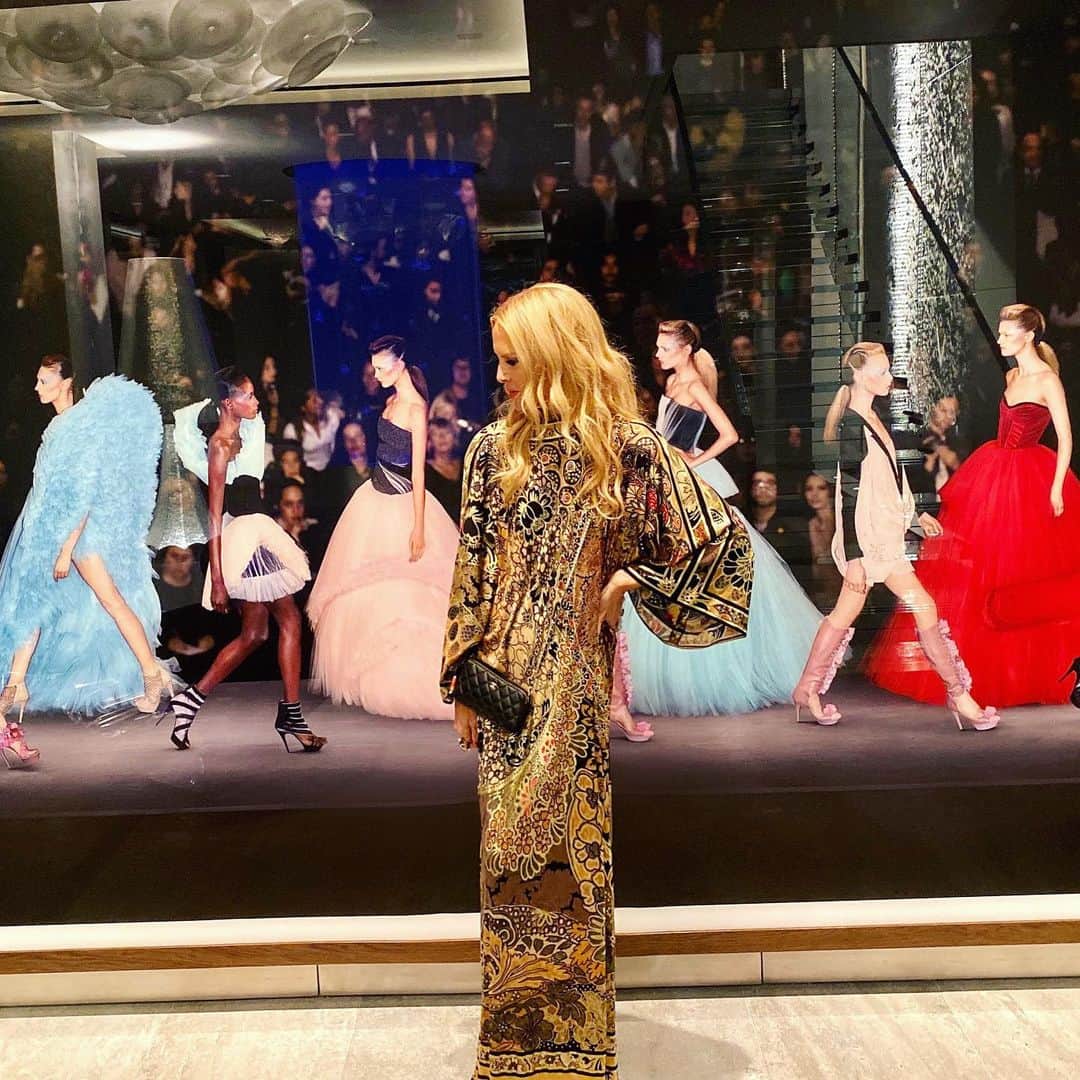 レイチェル・ゾーのインスタグラム：「Very impatiently waiting for #2020 to end like...#overit XoRZ」
