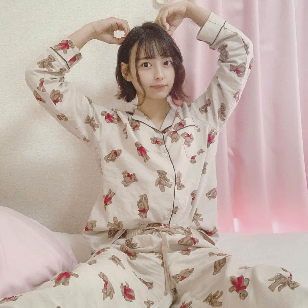 河合くるみのインスタグラム：「・ ・ くまのパジャマ🧸💓 やっとゲットできた〜！ ・ ネイビーも可愛くて迷った💙🤎❤️ ・ ・ #パジャマ #ルームウェア #ルームウェア女子 #くま  #くまさん #クマ #部屋着 #部屋着コーデ #部屋着女子 #ステイホーム #ヘアアレンジ #ボブ #ボブヘアアレンジ #followme #roomwear #bear #gu #stayhome #code #hairstyle #beigecode #fashion」