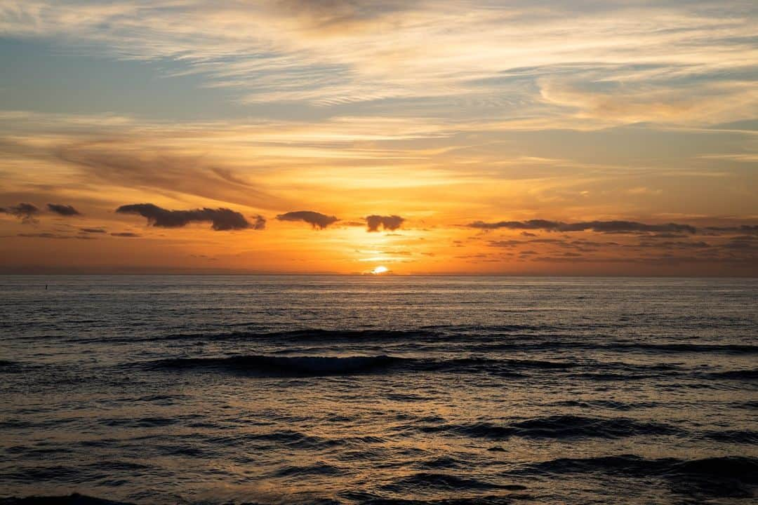 ケイト・キャンベルさんのインスタグラム写真 - (ケイト・キャンベルInstagram)「My kind of mindfulness - sunrise with a camera in hand. The lights an colours change so quickly, if you are distracted even for a second you could miss something. Mindfulness doesn't have to mean hours meditating (I personally struggle with meditation, I find it uncomfortable and boring), it simply means being fully and completely occupied with the present moment. I think this is why I love sunrises so much. With a scene like this before me, why would I want to be anywhere else? ⁠ What things do you count as mindful activities? Or if anyone has any meditation tips, I'm all ears 😂⁠」12月3日 17時55分 - cate_campbell