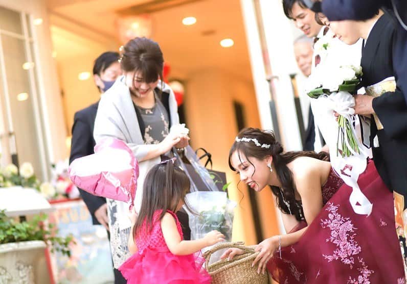 スマ婚/オフィシャルアカウントのインスタグラム：「お見送りの際にお渡しするプチギフト🎁 お子さまにはご自分で選べるようにしてあげると 楽しんでいただけるのでおすすめです☺  こちらのハートの風船は披露宴のときに 新郎さまがプレゼントしてあげたもの🎈 気に入ってずっと持っていてくれた様子が とても微笑ましいです💓  －－－－－－－－－－－－－－－－－－ どうしてスマ婚を選んだの？ スマ婚のメリットは？ プランに含まれている内容で十分だった？ …など、 #スマ婚花嫁 さまにインタビューして 【ウェディングレポート】を作成しております📋 @smakon_official  プロフィールTOPのURL→ウェディングレポート にてご覧ください💡 －－－－－－－－－－－－－－－－－－  #スマ婚 #結婚式 #プレ花嫁 #式場探し #式場迷子 #ブライダル #プレ花嫁準備 #結婚式準備 #披露宴演出 #結婚式場選び #プレ花嫁さんと繋がりたい #全国の花嫁さんと繋がりたい #2020秋婚 #2020冬婚 #2021春婚 #2021夏婚 #2021秋婚 #関東花嫁 #東海花嫁 #関西花嫁 #九州花嫁 #スマ婚花嫁 #スマ婚レポ #卒花嫁レポ #結婚式準備レポ #卒花レポ #ウェディング #お見送り #お見送りギフト #プチギフト」