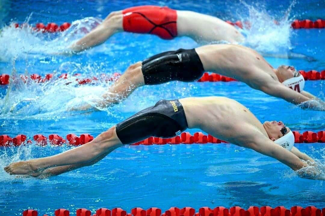 トラビス・マホーニーのインスタグラム：「Me and my three chins back into the swing of things 🏊🏼‍♂️」