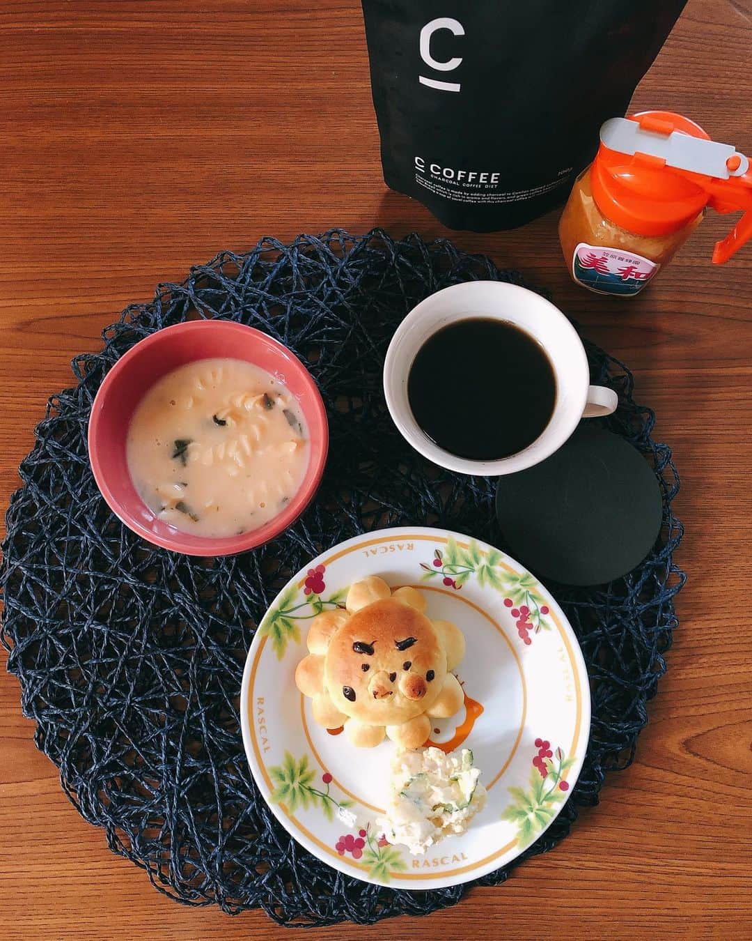 うえむらちかのインスタグラム：「本日の #うえむらちかのおうちごはん ﻿ ﻿ 朝食メニュー🥞 ﻿ #チャコールコーヒー﻿ #三原 で作ってきた手作りパン﻿  ☕️チャコールコーヒーは﻿ 炭のパウダーが入っているコーヒーで、炭の高い吸着力で、不要なものをデトックスしてくれる働きがあります💡 ﻿ 今年表参道SIDEで開催されたポップアップカフェ「C COFFEE STAND」で飲んでからお家でも #チャコールクレンズ 👍﻿  「C COFFEE」の「C」は﻿ #CHARCOAL （炭）の「C」﻿ @c_coffee_official  ﻿ ブラジル産100%のコーヒ豆に﻿ クレンズ効果がある国産の赤松炭・竹炭が＋﻿ 更に脂質代謝を高めて素早くエネルギーに変えるMCTオイルや水溶性食物繊維が入っていて﻿ ﻿ まさに美容の為のコーヒー☕️❤︎﻿ ﻿ 最近は岩国の #美和産ハチミツ を入れて飲むのにハマってます🐝﻿ ﻿ パンは三原 の #八天堂ビレッジ へ行って﻿ 「八天堂カフェリエ」で作ったオリジナルパン🥐﻿ ﻿ 朝から贅沢な時間でした🤤﻿ ﻿  ﻿ #三原ランチ #三原観光 #ダイエットコーヒー #チャコール #コーヒーのある暮らし #Cコーヒー #炭 #MCTオイル #デトックス #クレンズ #ダイエット #シーコーヒー #コーヒー #C_COFFEE #COFFEE #DIET ﻿ #チャコールコーヒーダイエット﻿ #コーヒー好きな人と繋がりたい﻿」