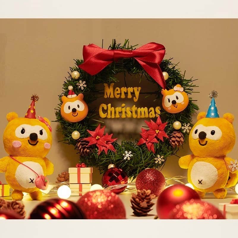 ポンタさんのインスタグラム写真 - (ポンタInstagram)「. ポンタ「12月といえばクリスマス！」 . プティ「気が早いんだから、おにいちゃんったら」 . ポンタ「こっそり準備してばぶポンタを喜ばせよう」 . プティ「うんっ！うふふ…😊」 . . . #ponta #ポンタ #プティ #ばぶポンタ #クリスマス  #クリスマスパーティー #おうちクリスマス #サプライズ #プレゼント #兄バカ #姉バカ #12月の壁紙 #12月 #ジオラマ #ジオラマの世界 #ミニチュア #ミニチュア雑貨 #ぬい撮り部 #ぬい撮り #ぬいどり #ぬいすたぐらむ #ポンスタグラム #撮りポン」12月3日 18時09分 - ponta_insta