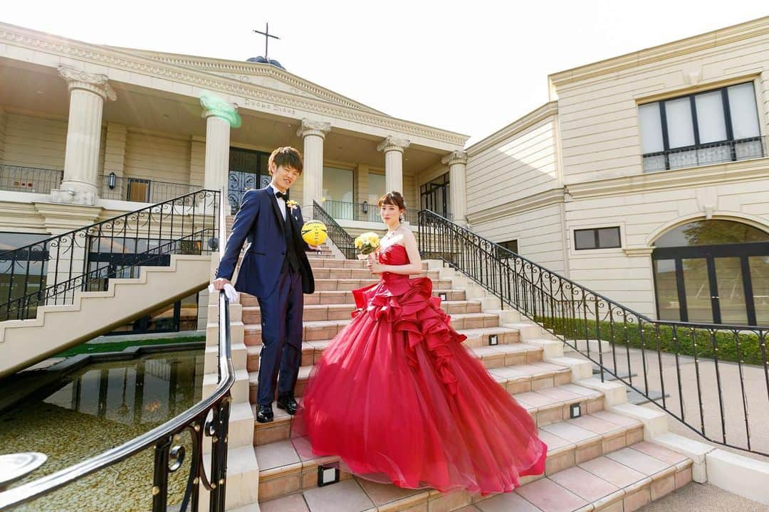 富山結婚式 ヴィラグランディス富山のインスタグラム：「. . . ヨーロッパの古城をイメージして建てられたヴィラグランディスの大階段🏰✨ お姫様気分になれますね🤍 . . . . . #ヴィラグランディス富山 他の写真も気になる方はプロフィールから 公式HPをご覧下さい▶︎▶︎▶︎」