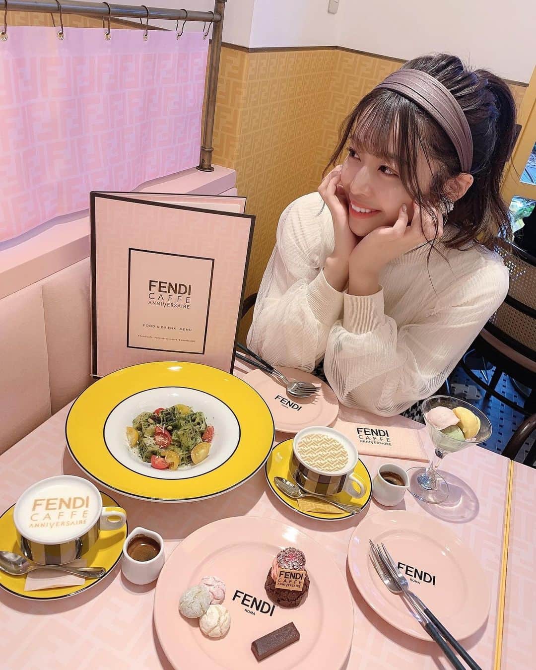 のインスタグラム：「日本初上陸のフェンディカフェ☕️  「フェンディ カフェ バイ アニヴェルセル（FENDI CAFFE by ANNIVERSAIRE）」 に行ってきました〜😊💗  初日から大行列だったそうです、、😳  この日も平日の12時ごろに到着しましたが 既に列ができていました😳❣️  店内も料理も可愛すぎる、、😭💗  私たちは オリジナルのパスタ（2,200円） ケーキセット（2,800円） カフェラテ（1,000円）を注文🌟  可愛すぎて可愛すぎて、幸せな空間でした、、🥺💗  この日のお洋服は @and.couture のトップス🌟 チュールが重なったニットが華やかでお気に入りです！💓  FENDIカフェは 11月28日から12月27日の期間限定！  行列覚悟でお早めに行くのをおすすめします😳💗  #fendi#フェンディ#フェンディカフェ#fendiカフェ#アニヴェルセル #アニヴェルセル表参道#アニヴェルセルカフェ #表参道カフェ#東京カフェ#期間限定#コラボカフェ」