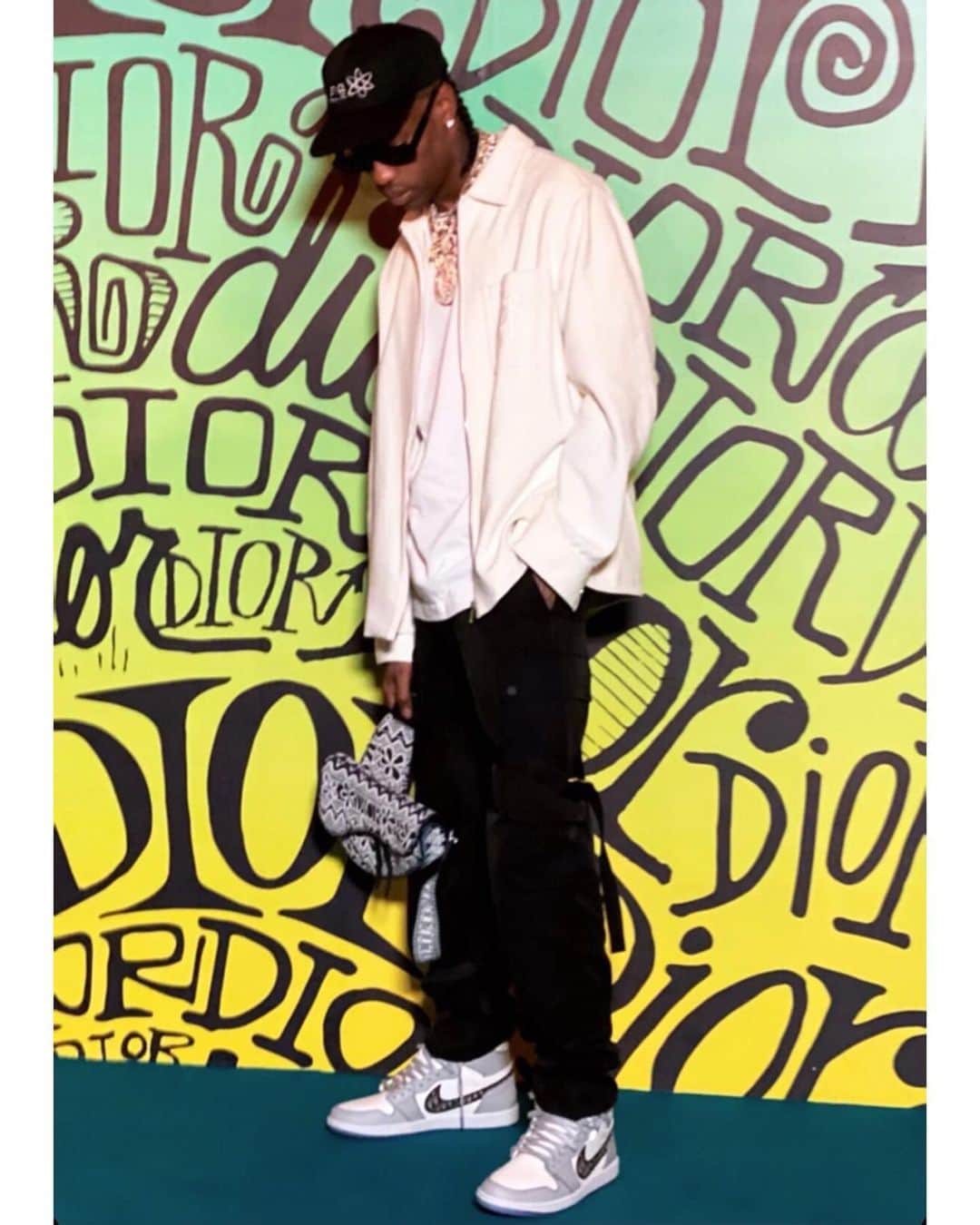 キム・ジョーンズのインスタグラム：「One year ago in Miami - feels like a different lifetime - @dior @shawnstussy @jumpman23 @travisscott」