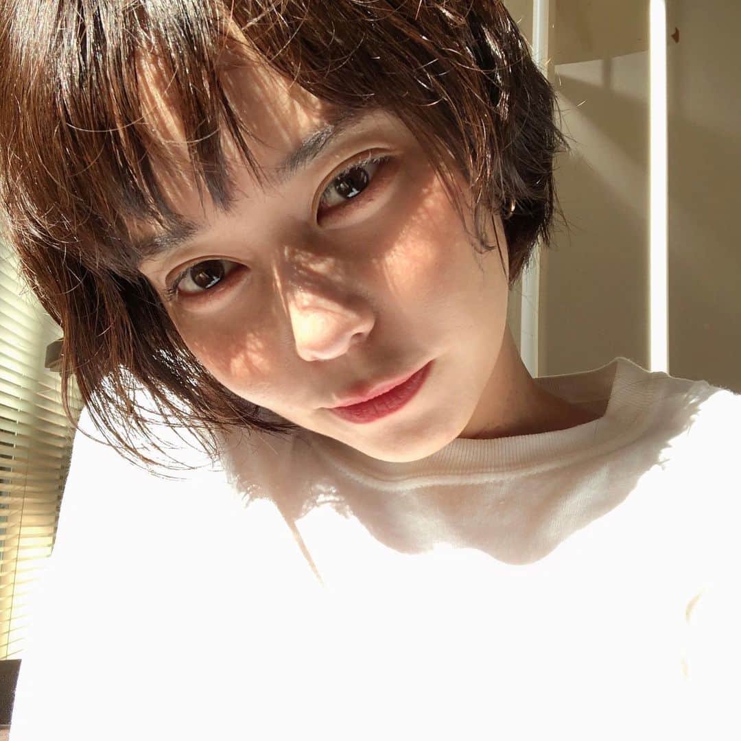 依吹怜のインスタグラム：「🔳🔲 しばらくやる気が出ず、無心で玉ねぎ切りまくったり信じられないケバいメイクをしてみたり地図みずにランニングして迷ったり保湿に保湿を重ねたり無駄にベランダで震えながらご飯食べたりしましたがやっと最近メラメラとやる気とやりたい事出てきた、めっちゃうれしーーー。 やっぱり泥みたいに0点の生活するのって大事だね〜笑 スイッチ入れてくぜ〜❤️ #笑って年越しできたらそれだけで今年の自分に500点あげちゃうぞ😇笑 #過大評価万歳😇笑」