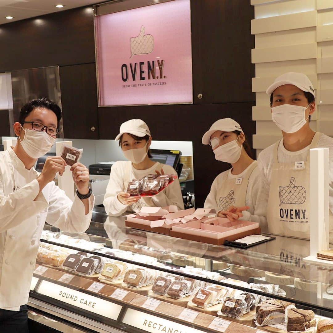eguchikazuakiのインスタグラム：「昨日12月2日ついに新ブランド﻿ 【OVEN.Y. オーブンニューヨーク】を新宿伊勢丹さんにオープンしました😊﻿ インスタ更新できなくてごめんなさい ﻿ お友達やシェフ仲間、デリーモのお客様まで、みんなみんな来てくれて本当に嬉しかったです﻿ ﻿ うまく行くかわからなかったし﻿ めちゃくちゃ大変だったんですよ、0→1の中でも今回は特に大変だった、チャレンジだ‼️って言い聞かせて気持ちをコントロールしました、呼吸で。﻿ ﻿ 《新しい生活にちょっとした贅沢を》﻿ ﻿ ニューヨークの味を、アメリカのベイクドグッズにビーントゥーバーをプラスして創ったお菓子達です、特別なお菓子にならなくて良いです、毎日ちょっとずつ使ってもらえたら嬉しい😆 ﻿ デリーモとは紐付けずに見てほしい﻿ 新しいブランドです、大切に育てていきます。﻿ ﻿ オープニングはデリーモからやる気のあるストロングなスタッフで﻿チームを構成しました、ベストを尽くします‼️🗽﻿  今日は20時までだからまだまだ遊びに来てくださいね😊 ﻿ 次は土曜日に新宿にいるので﻿ 遊びに来てくださいね👋🏻  #oven.y. #ovennewyork #バブカ #デリーモ #delimmo #江口和明 #eguchikazuaki #移動中 #忙しい #まだまだやるよ #新作もあるよ #オーブンニューヨーク #伊勢丹新宿 #伊勢丹新宿店 #グランドオープン #土曜日来てね」