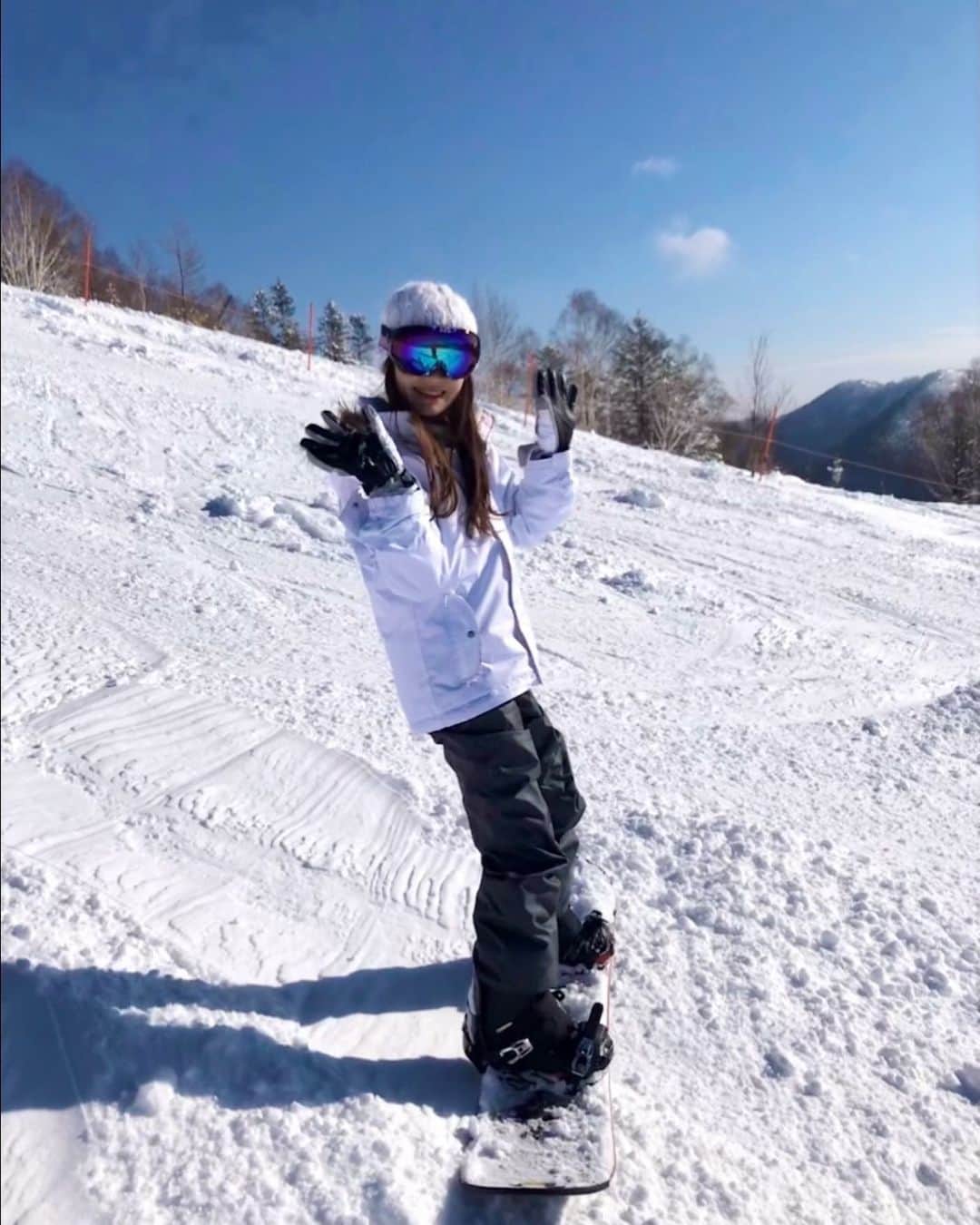 伊藤千凪海のインスタグラム：「今月も21時からイチナナナビゲーター﻿ 週2〜4日程、担当させていただきます✨✨﻿ 日曜日と木曜日はだいたいいます🎄﻿ ﻿ ﻿ このあとも21時からっ！ミーテーネ☺️✌🏻﻿ ﻿ ﻿ 寒い〜はやくスノボ行きたい〜〜🏂﻿ 📷北海道の取材のときの✨﻿ ﻿ ﻿ #もう冬だねええ #北海道 ﻿ #スノボ #スキー #snowboard #🏂」