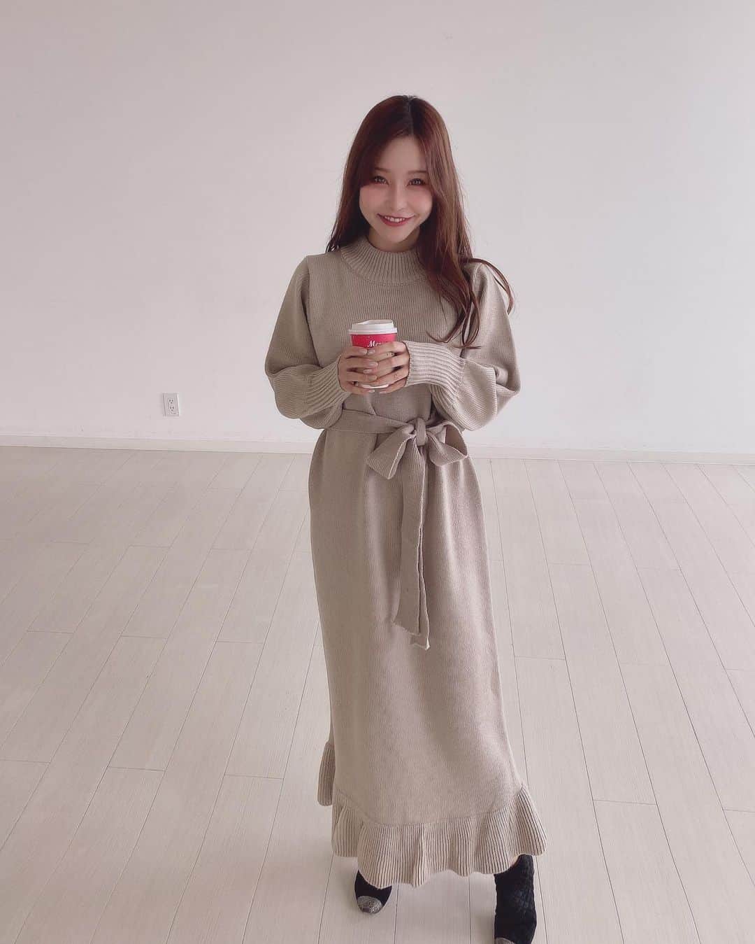 のインスタグラム：「@fifth_store で冬コーデ☃️ ウエストリボンフリルヘムニットワンピース  私みたいなミニサイズが着るとロングのニットワンピになります🌟 ウエストリボンでスタイルアップできて1枚でコーデが決まるから楽可愛い😍そしてあったかい🧶  #fifth#fifthtl#フィフス #ウエストリボンフリルヘムニットワンピース #カジュアル#トレンド#フェミニン #低身長コーデ#スカート#ニット#ニットスカート#ワンピース#ニットワンピ#ニットワンピース#ワンピースコーデ#スカートコーデ#ニットコーデ#冬コーデ」