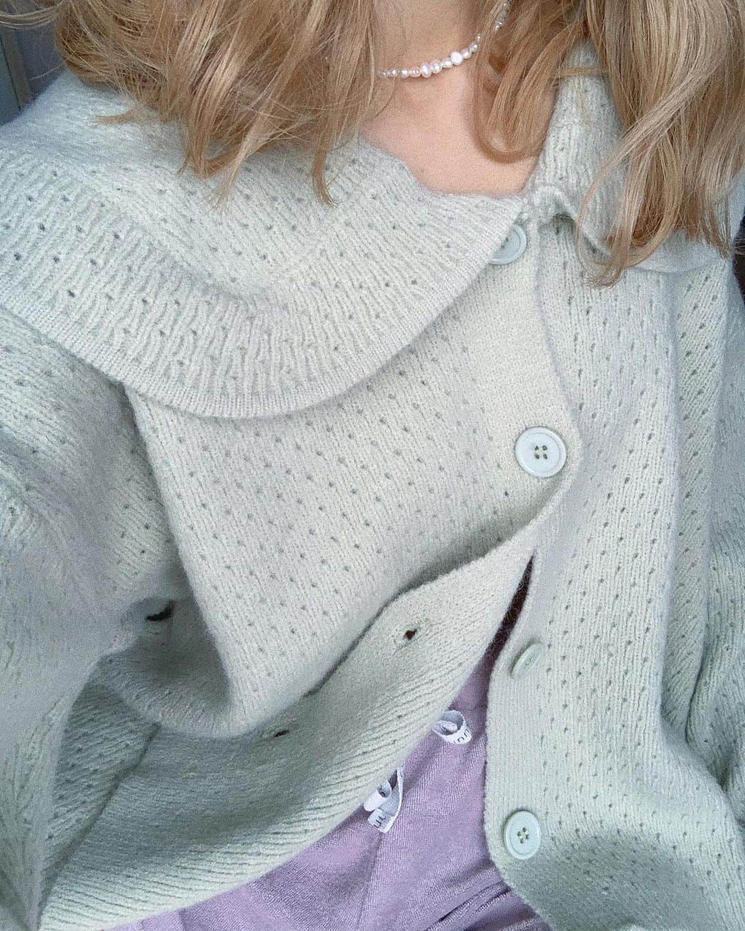 のインスタグラム：「big collar cardiganに Lit.だけのオリジナル別注カラーが出来ました~~🤍  なんともいえない淡いグリーンが たまらなくかわいいぃ...。🧚🏻  こちらは12/8発売、 只今完売しているsaxも同日再入荷します..🧤♡ #lit  @lit_offi」