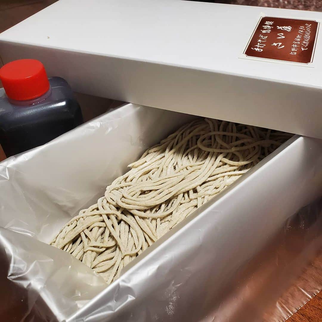 水野友貴さんのインスタグラム写真 - (水野友貴Instagram)「県庁から帰ってきました。 今日の夕飯はいただいた佐野市の手打ちそば「さい藤」。 食べ終わったら一般質問の原稿やらねばならぬ。 #さい藤 #手打ちそば  #お腹減りました」12月3日 18時11分 - mizunoyuuki
