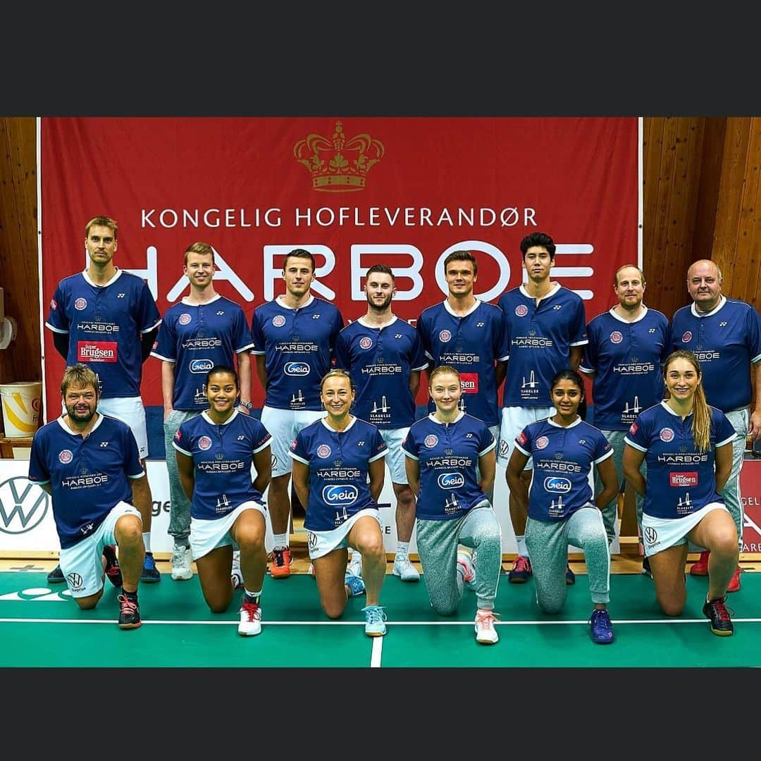 セレーナ・ピークのインスタグラム：「Yessss I’m about to be reunited with this squad. Playing another team match tonight against Værlose 🇩🇰. Really happy and thankful that we are still able to fly out and play some matches. Let’s go team 👏🏻🙏🏻 #badminton #teamTSS #yonexbadminton #teamnl #athletelife 📷: @larsronbog」