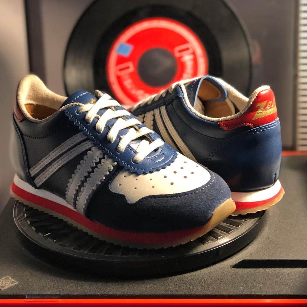 のインスタグラム：「The Streetwear Kinder Marathon Collection Check Online!  A special feature of the #ZEHA #Marathon, a track and field running shoe from the #1980's, is the precision construction of the outsole, composed of a intermediate layer of light EVA-material sewn together with a leather innensole inside the calf's leather inner lining. This composition improves stability, facilitating runnability. The top edge of the shoe is upholstered like in the Olympia's, protecting the Achilles tendon. The perforation of the outer leather of the vamp enhances air circulation around the foot. Handmade in Portugal. #zehaberlin #zeha #sneakers #heritage #onlineshopping #bleibtgesund #stayhome #vintagesportswear #club  #vintagesport #sport #berlin #pictureoftheday #oldgermanbrand #berlinstyle #shoes #scarpe #calzature #zehasocken kers #sneakeraddict #sneakerness #dj #versandkostenfrei #stayhome #newretro #kidsfashion #kidsfootwear #kinderschuhe #zehasocken」