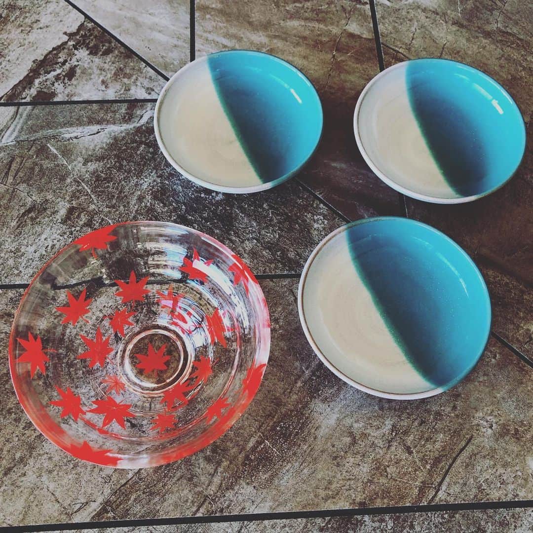 千秋さんのインスタグラム写真 - (千秋Instagram)「新しい器。 右のブルーと白のコントラストが美しいお皿は、今年鳥取旅行で出会った陶芸家さんの作品。 三代目。ノンストップの「千秋鳥取旅」でいいお話をしてくれましたよね。その場にいたスタッフ一同、感動しちゃった。 サイトはないみたいだけど、このタグで見つけられるかも。  #中井窯 #因州中井窯 #千秋旅日記 #鳥取旅行   ・  左の紅葉の器はCreemaで見つけました🍁 載せるの遅れて季節外れになっちゃったけど、四季に合った色んな器がありました。  @creemajp のサイトで「京絵付ガラス 紅葉」って検索したらすぐ出てきます。 今はわたしのプロフィール欄からもCreemaサイトに行けます💚ストーリーにも載せますね😉  #creema #ハローサーカス #hellocircus #ハンドメイド #Creema #クリーマ　#京絵付　#紅葉  #千秋インテリア」12月3日 18時14分 - chiaki77777