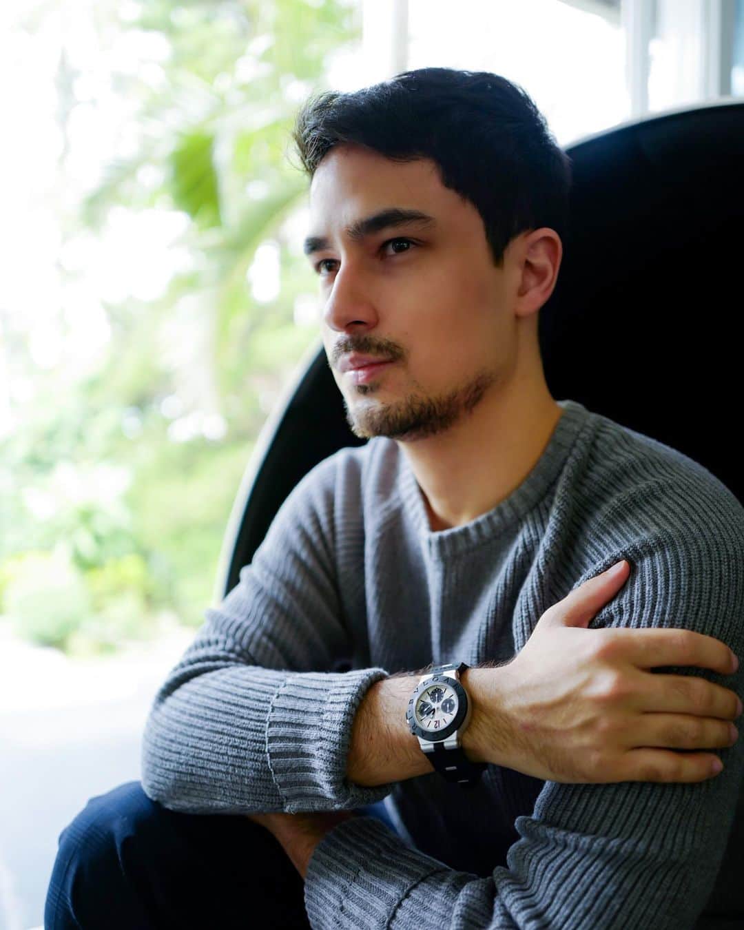 のインスタグラム：「Winding down at home for some balance in life. Taking my time with @bulgari ⏱#BBALUMINIUM #BULVGARIWATCHES」