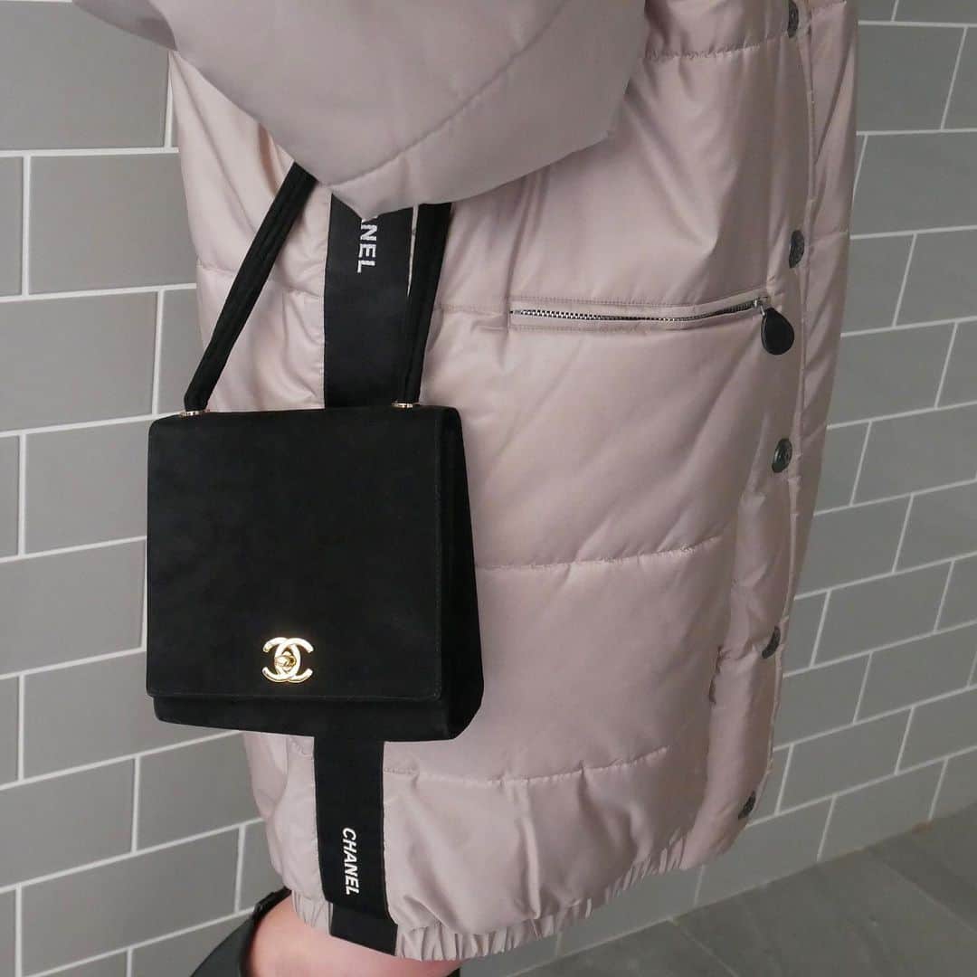 のインスタグラム：「Vintage Chanel Suede Hand Bag🖤  Available online for purchase🖤 Search Code: AO25434  Free Shipping Worldwide 📩DM for more info and pricing  ➡️info@amorevintagetokyo.com   #VintageChanel #ChanelBag #ChanelSuede #ChanelCollection #amoretokyo」