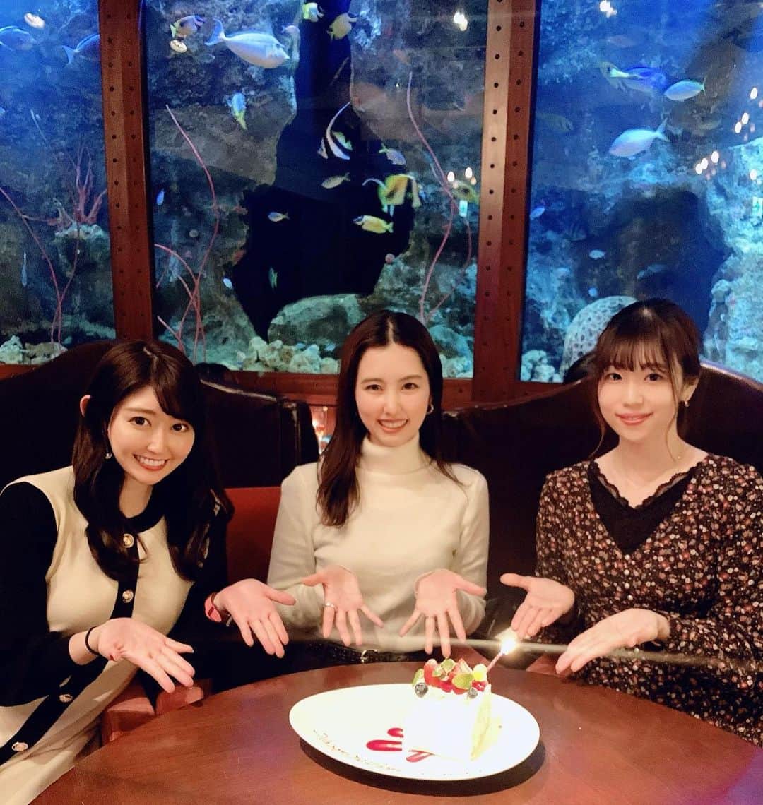 坂口莉果子のインスタグラム：「大好きな親友の誕生日👩‍❤️‍👩 なかなか3人で集まれる日がないので話し足りなかった😂10年前の夏休みに戻りたい😆 時差投稿📸 ・ ・ ・ #tokyo #japan #birthday #surprise#dinner #anniversary #happybirthday #記念日 #プレート #誕生日ディナー #記念日プレート #テーブルアート #女子会 #お祝い #誕生日サプライズ #記念日デート #プレゼント #お祝いディナー #お祝いプレート #サプライズプレート #クリスマスディナー #クリスマス #おすすめ #東京 #東京グルメ #グルメ #水槽 #映え料理 #デンアクアルーム青山 #コース料理」