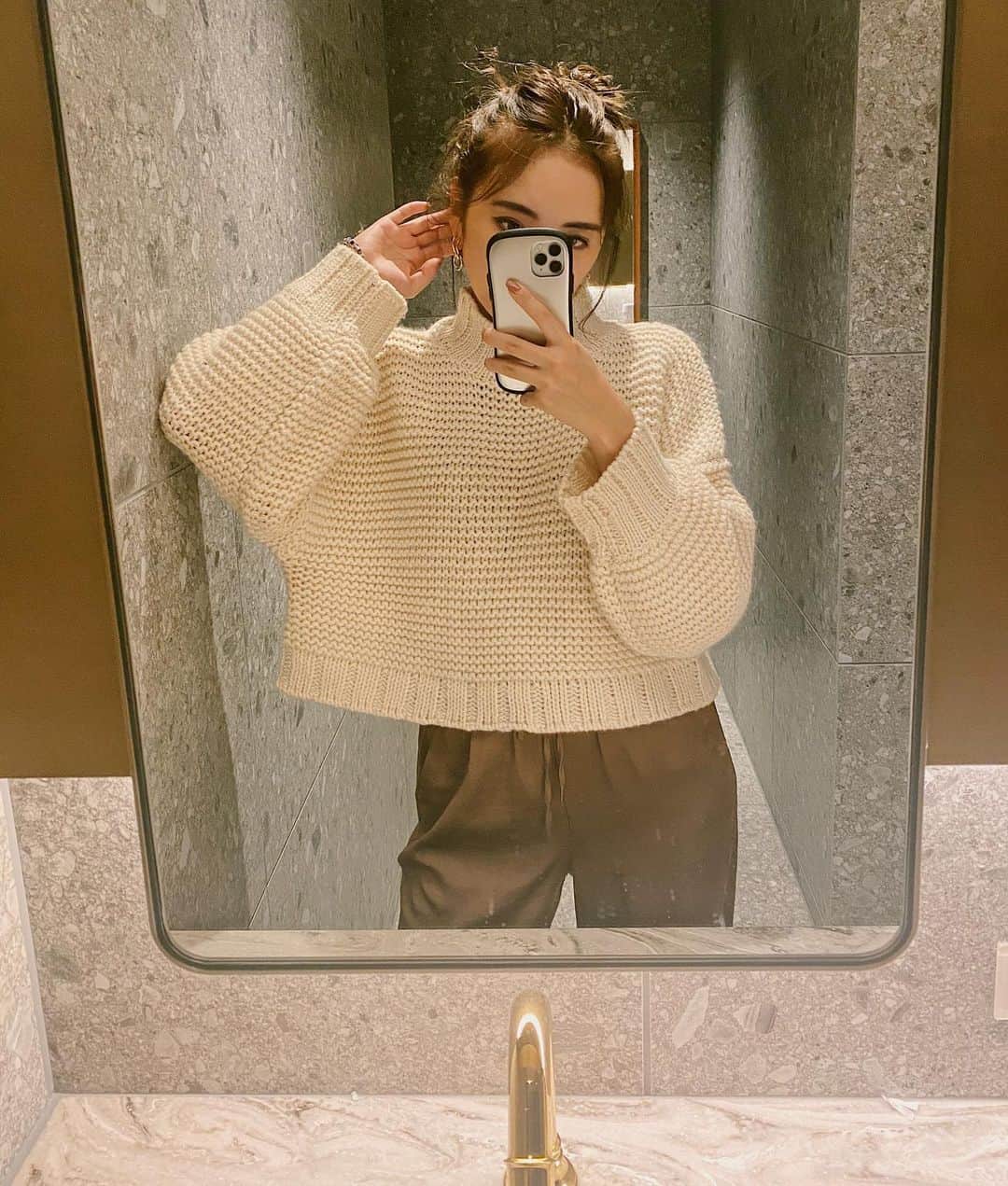 佐々木彩乃のインスタグラム：「編地も丈感もベスト😽 裾がワイドだけどショート丈なのでシルエットも綺麗です！ シンプルニットは毎年、進捗してるからプチプラのものを👌」