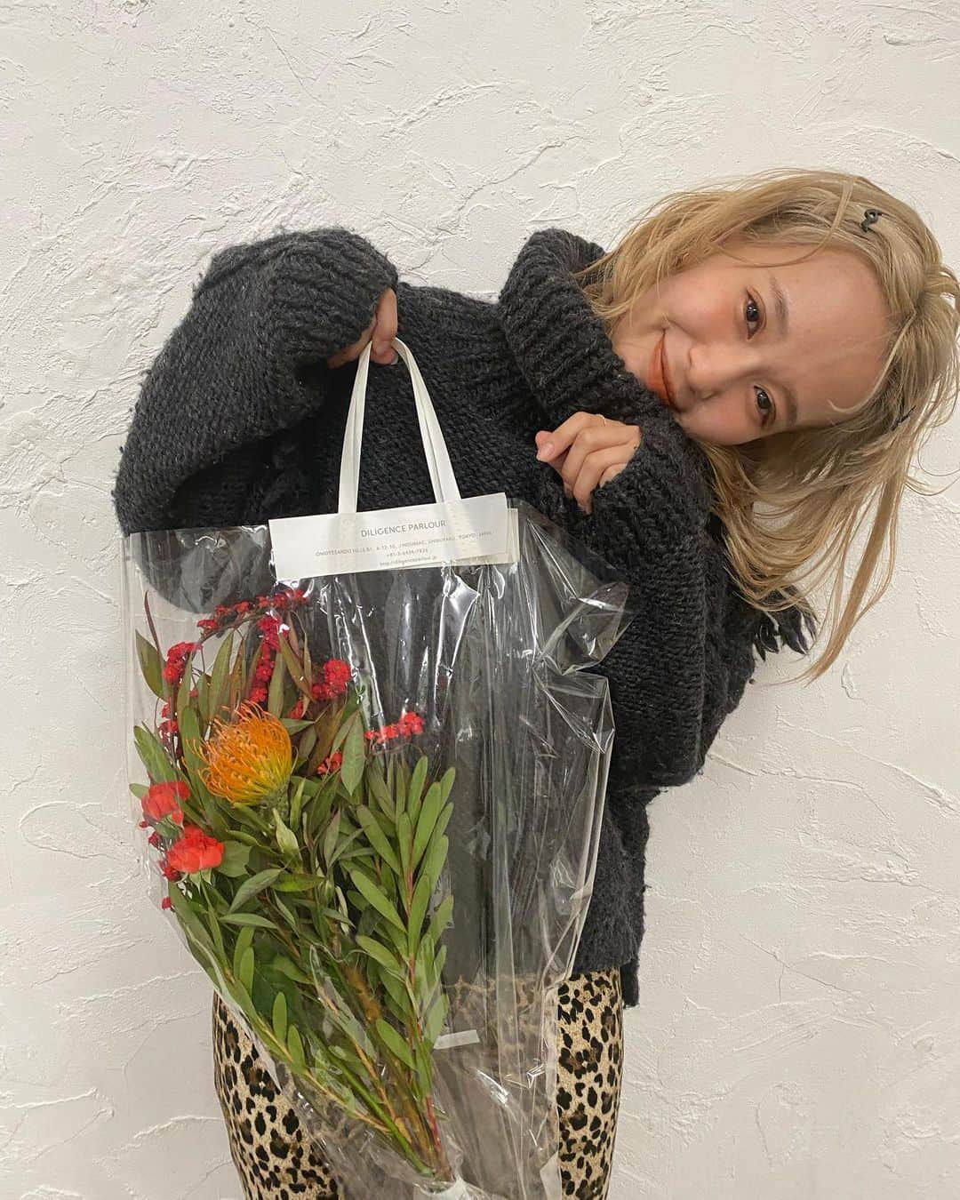 柴田紗希さんのインスタグラム写真 - (柴田紗希Instagram)「嬉しい♡ merでお花をもらったよ。 28歳の柴田さんは生きていく中での「大切」をたくさん見つけられました。 ありがたい人生です♡ 出会ってくれた皆さんに大感謝でした幸せな28でした☺️🙏🏻✨」12月3日 18時26分 - shibasaaki
