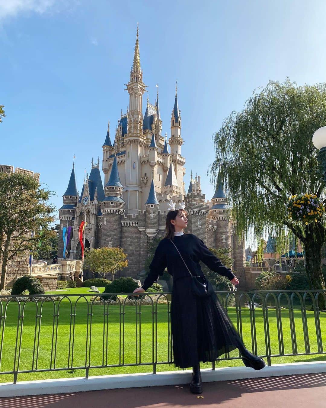 スミス楓のインスタグラム：「前から予約しててやっと:)🖤 待ち時間少なくて大満足🎢🧏🏻‍♀️ #Disneyland#ディズニーランド」