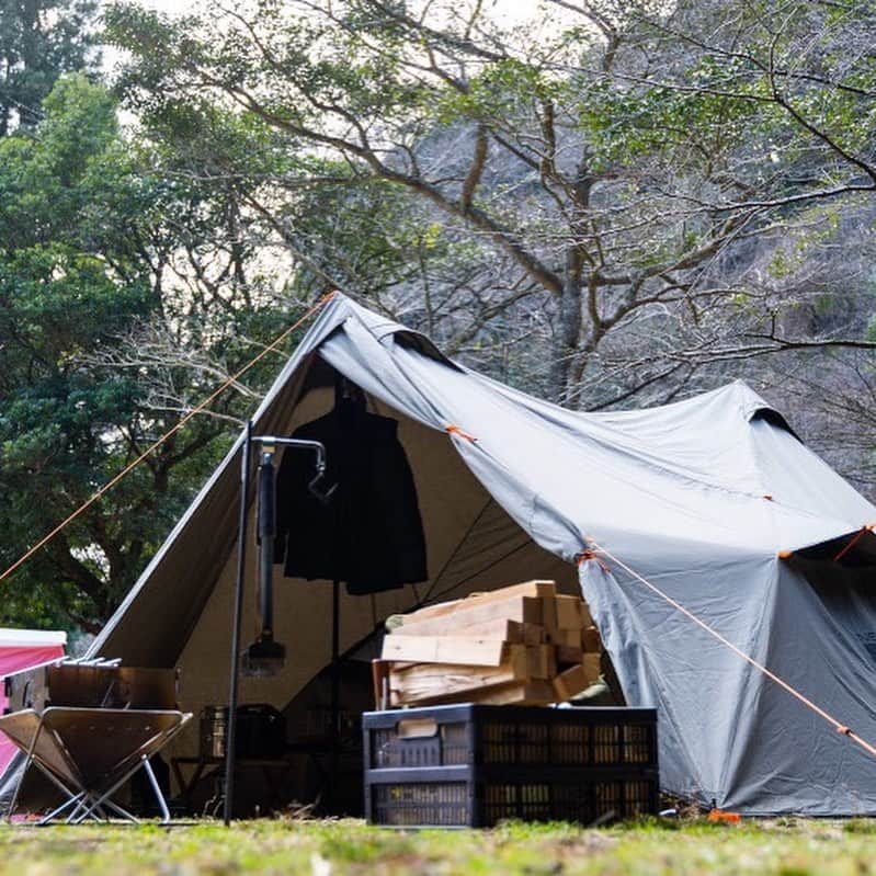 キャンプ情報サイト［ランタン］さんのインスタグラム写真 - (キャンプ情報サイト［ランタン］Instagram)「CAMP SMILE STYLE ／ 自然の中での食事を 最大限楽しむために  ＼ いろんなキャンパーのキャンプスタイルを現地取材と一般キャンパーからの投稿で数多く掲載してます。 . . 詳しくは @lantern.camp webサイトをご覧ください . . #camp #camping #outdoor #travel #trip #lantern_smile #nature #キャンプ #キャンプ用品 #アウトドア #テント #自然 #旅行 #キャンプ初心者 #キャンプ好きな人と繋がりたい #キャンプスタイル #LANTERN #キャンプギア #こだわりキャンプギア #nemo #ニーモ #ニーモ_テント #ポータブル電源 #スノーピーク_焚き火台 #ベアボーンズ #冬キャンプ #ソロキャンプ #かぶとの森テラス」12月3日 18時19分 - lantern.camp