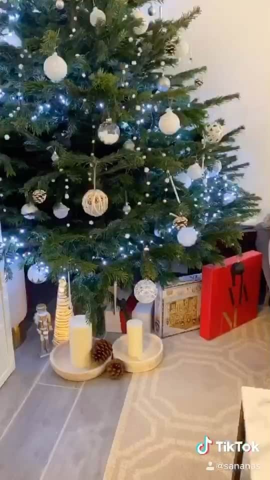 sananasのインスタグラム：「Une grenade spéciale pour faire son sapin 🎄! Je les commercialise bientôt 😌🙃(Je vous ai fait la même pour le ménage il y a quelques mois mais la grenade n’est pas encore prête je vous tiens au jus)  #Christmastree #ReadyForChristmas」