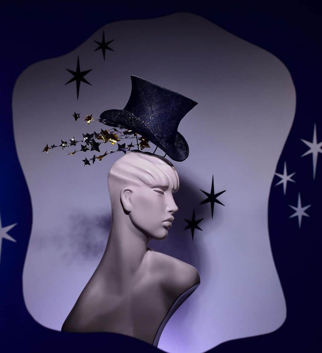 スティーブンジョーンズさんのインスタグラム写真 - (スティーブンジョーンズInstagram)「Analogue Fairydust SS21. ‘Abracadabra’ a magic flying top hat in sinamay on sequin shooting stars .  #sinamay #sequin #magic  #hautecouture photo by @p_ashworth」12月3日 18時22分 - stephenjonesmillinery