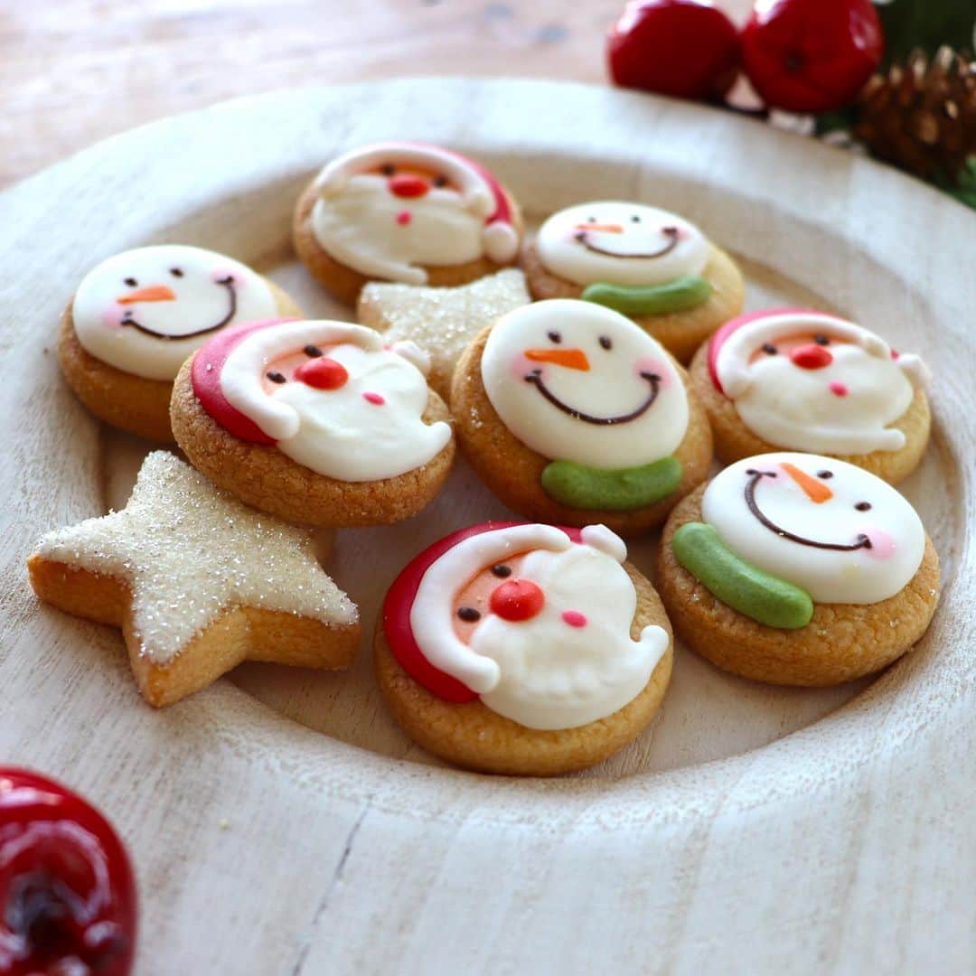 minneさんのインスタグラム写真 - (minneInstagram)「【クリスマス準備⑤】心ときめく、クリスマススイーツ⠀ ⠀ 愛らしいサンタやトナカイモチーフのクッキー、フルーツがぎゅぎゅっと入った伝統的なお菓子、クリスマスの時期には、見ているだけでも幸せな気分になるような素敵なお菓子がたくさん登場します。⠀ ⠀ クリスマス当日にはもちろん、12月いっぱい、ゆっくり味わいながら、クリスマスを待つ時間を一緒に楽しんでもいいですね。⠀ ⠀ ＊ーーーーー⠀ ⠀ 「minne holiday クリスマス・お正月特集 2020-2021」特設ページ公開中！⠀ https://minne.com/feature/xmas⠀ ⠀ ＊ーーーーー⠀ ⠀ クリスマスクッキー缶 大/lalasweetsさん（ @lala_sweets_mie ）⠀ https://minne.com/items/25724839⠀⠀ ⠀ 2020クリスマスミニドーナツバー10本ギフトセットufufudouさん⠀ https://minne.com/items/25421090⠀⠀ ⠀ クリスマスサブレ　アイシングクッキー/Tomomi Kaiさん（ @berrydeco_atelier ）⠀ https://minne.com/items/25411184⠀⠀ ⠀ フィナンシェ風シュトーレン/はれもけもさん（ @haremokemo_jp ）⠀ https://minne.com/items/25601693⠀⠀ ⠀ バーゼラー・レッカリー/quatre tonoeさん（ quatretonoe ）⠀ https://minne.com/items/25030156⠀ ⠀ ーーーーー⠀⠀ ⠀⠀ #クリスマスケーキ #クリスマスクッキー #アイシングクッキー #クッキー缶 #minne_food #minne #ミンネ #ハンドメイド #handmade #プレゼント #ギフト #ハンドメイド作品 #手作り」12月3日 18時22分 - minne_official