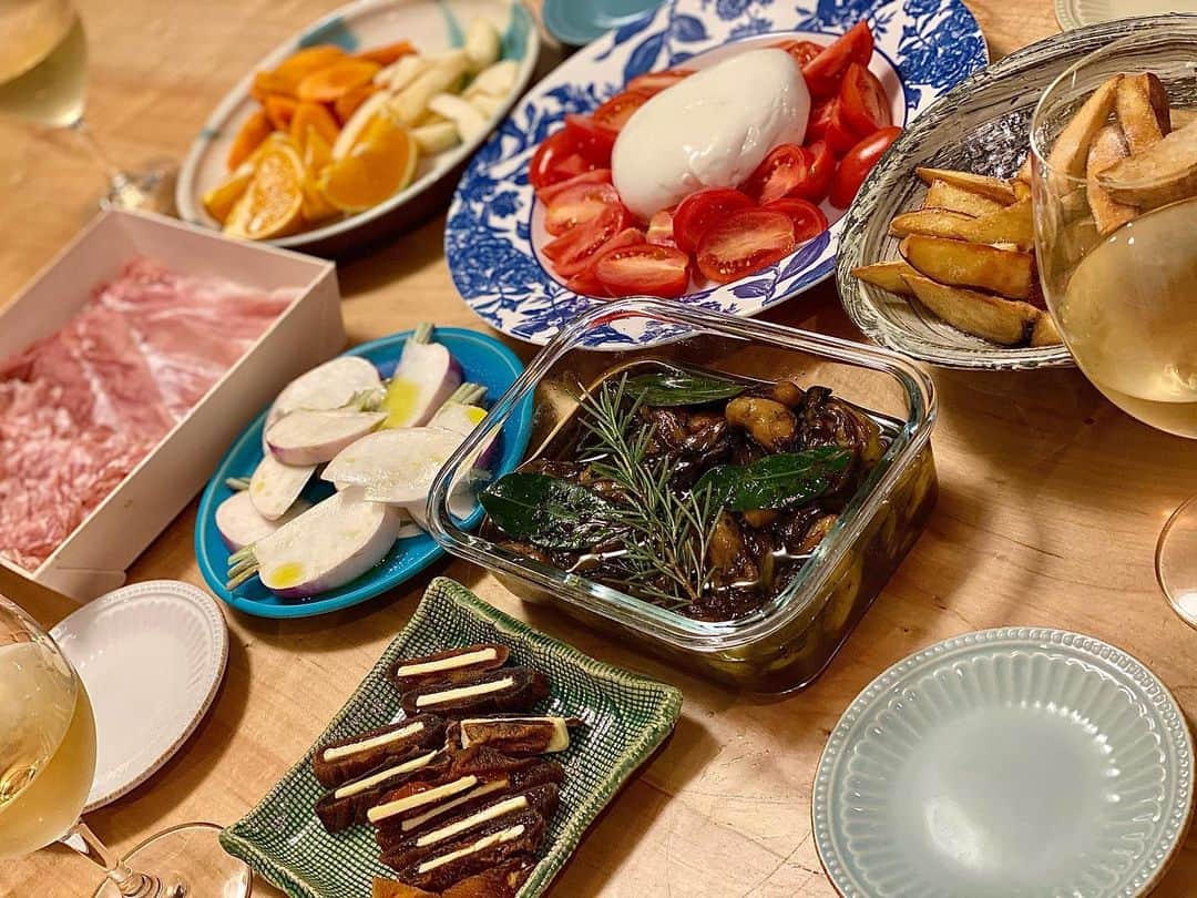 迫田愛子のインスタグラム：「干柿バターwithワインリクエストで #AIKO食堂 👩🏽‍🍳💕﻿ ﻿ 写真1﻿ ※干柿バター﻿ ※牡蠣のオイル漬け﻿ ※カブのサラダ﻿ ※フライドポテト(じゃがいも&さつまいも)﻿ ※トマトとブラッタのカプレーゼ﻿ ※生ハム、サラミとフルーツ﻿ ブラッタとプロシュートは麻布十番の @fiordimaso.tokyo で。初めて利用しましたが、素晴らしかったです✨✨﻿ リピート決定💕﻿ ﻿ 写真2﻿ ※手作りピザ﻿ ﻿ ピザは子どもたちが食べる分を自分たちで作らせるスタイル🍕﻿ ﻿ 写真3﻿ ※グルテンフリーパスタを使った﻿ ゴルゴンゾーラカール🧀﻿ ﻿ グルテンフリーパスタはまだ未発売のものを使わせて頂きました✨﻿ 食感と美味しさに思わずビックリ‼️﻿ こんなに美味しいグルテンフリーパスタがあるなんて。。なんて最高❤️﻿ 発売が楽しみです✨﻿ ﻿ ﻿ #AIKO食堂 #aikocooking #cooking #料理 #おうちごはん #和食 #japanesefood #instafood #instadelicious #homeparty﻿ #ママ #mammy #baby #babyboy #男の子ママ#3歳 #8月生まれ」