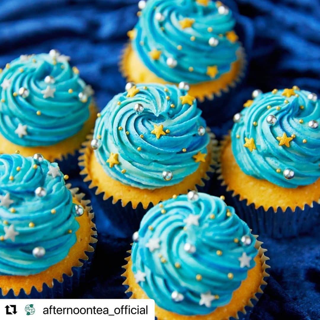 KUNIKAのインスタグラム：「@afternoontea_official さんで公開中の【クリスマスのおうち時間を楽しむスイーツレシピ】 こちらは星空カップケーキ、です🧁🌌 クリームを着色する際、混ざり切る途中で絞り袋に入れるのがポイントです。 綺麗なグラデーションマーブルのクリームになります💫 ぜひお試しください🌌  今回のコズミックなスイーツたちを素敵に撮影してくださったのは、カメラマンの角田明子さん @akiko_tsunoda 📷 初めてご一緒させて頂いたのですが、クリスマスタウンから抜け出してきたかのようなとても優しくチャーミングな方で、終始楽しくリラックスした撮影でした🥰 素敵な出会いに感謝です🤍  そして @afternoontealiving_christmas さんのアカウントでは、スイーツの他にもクリスマスを楽しむ為のさまざまなDIYのアイディアが紹介されています🎄🎁💫 ぜひご覧ください🤍  #Repost @afternoontea_official  ・・・ ・ 【クリスマスのおうち時間を楽しむスイーツレシピ vol.3】 #Christmaswonderland ・ 今年は華やかな手作りスイーツでおうちクリスマスを盛り上げてみませんか？人気のスイーツアーティスト「KUNIKA @_kunika_ 」さんが考案してくれた特別レシピをご紹介します。 ・ Recipe《星空カップケーキ》 ・ ■材料（カップケーキ5〜6個分） クリームチーズ　300g 無塩バター　90g 粉糖　90g バニラエッセンス　10g 製菓用の着色料　青 アラザンなど（お好みで） ＊カップケーキは市販のものを使います。 ・ ■作り方 ＜2枚目＞ 常温に戻しておいたクリームチーズとバターをボウルに入れ、ふるった粉糖を加えます。それらをハンドミキサーで1分ほど、なめらかになるまで混ぜます。 ＊柔らかくなりすぎてしまった場合は、冷蔵庫に入れて冷やしましょう。 ・ ＜3枚目＞ できあがったクリームに着色料を加えて、好みの色に仕上げます。 ・ ＜4枚目＞ 絞り袋に星口金をセットし、クリームを入れて、カップケーキに絞ります。 ・ ＜5枚目＞ アラザンなどを振りかけて、デコレーションすれば完成です。 ・ ＜教えてくれたのは＞KUNIKAさん 日本菓子専門学校卒業。マンダリンオリエンタル東京でパティシエとして修行したのち、スイーツアーティストとして独立。撮影・展示用のシュガーケーキ、アイシングクッキー、オブジェ製作、キャラクターとのコラボレーションなど、多方面にわたり活動中。独自の感性でスイーツとアートを融合した世界観を表現している。 ・ 他にもクリスマスのおうち時間を楽しく過ごすためのアイデアを公開中！ 詳しくは、プロフィールのリンクからどうぞ。 ➡@afternoontea_official ・ #AfternoonTeaLIVINGChristmas #AfternoonTeaLIVINGChristmas2020 #AfternoonTea #AfternoonTeaLIVING #アフタヌーンティー #アフタヌーンティーリビング #クリスマス #Christmas #XMAS #KUNIKA #おうちクリスマス #お菓子作り #宇宙 #カップケーキ」