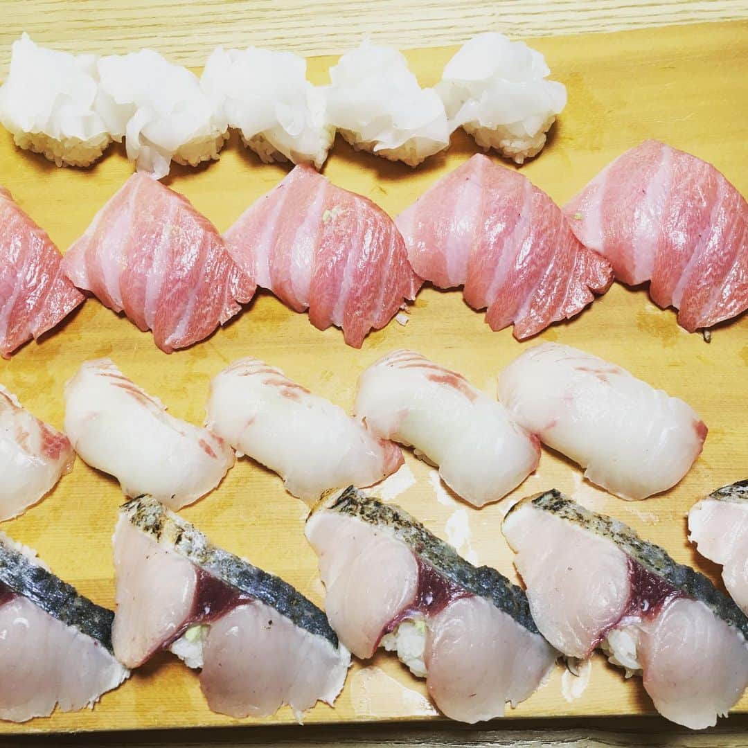 宮田麺児のインスタグラム：「松の寿司 ネタの大きさ　テニスコート5面分  #松の寿司#寿司好きな人と繋がりたい ##金沢」