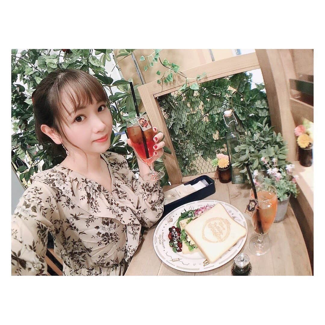 小河結香のインスタグラム：「ツイステカフェ👑💕 初日に当選したから行ってきた✨ 今1番ハマってるから楽しみで楽しみで…🥰 カフェの運営元さん悪評聞くけど 私的全く気にならなかったし 幸せな時間過ごせた💖 事前の評価がどんなでも行きたかったし 行ってみないと実際のとこわからないなって😋 確かにお高めだけどそんなん気にしてたら ヲタ活なんてやってられない💨 引きが弱くて推しが来てくれなかったから 期間長いしまた行きたいと思ってる✋ ツイステ好きな方と繋がりたいな…😍 #ツイステ #ツイステカフェ #コラボカフェ #ohmycafe #ヲタ活 #アニヲタ #ツイステ好きな人と繋がりたい  #ツイステッドワンダーランド #ゆんのヲタ活記録」