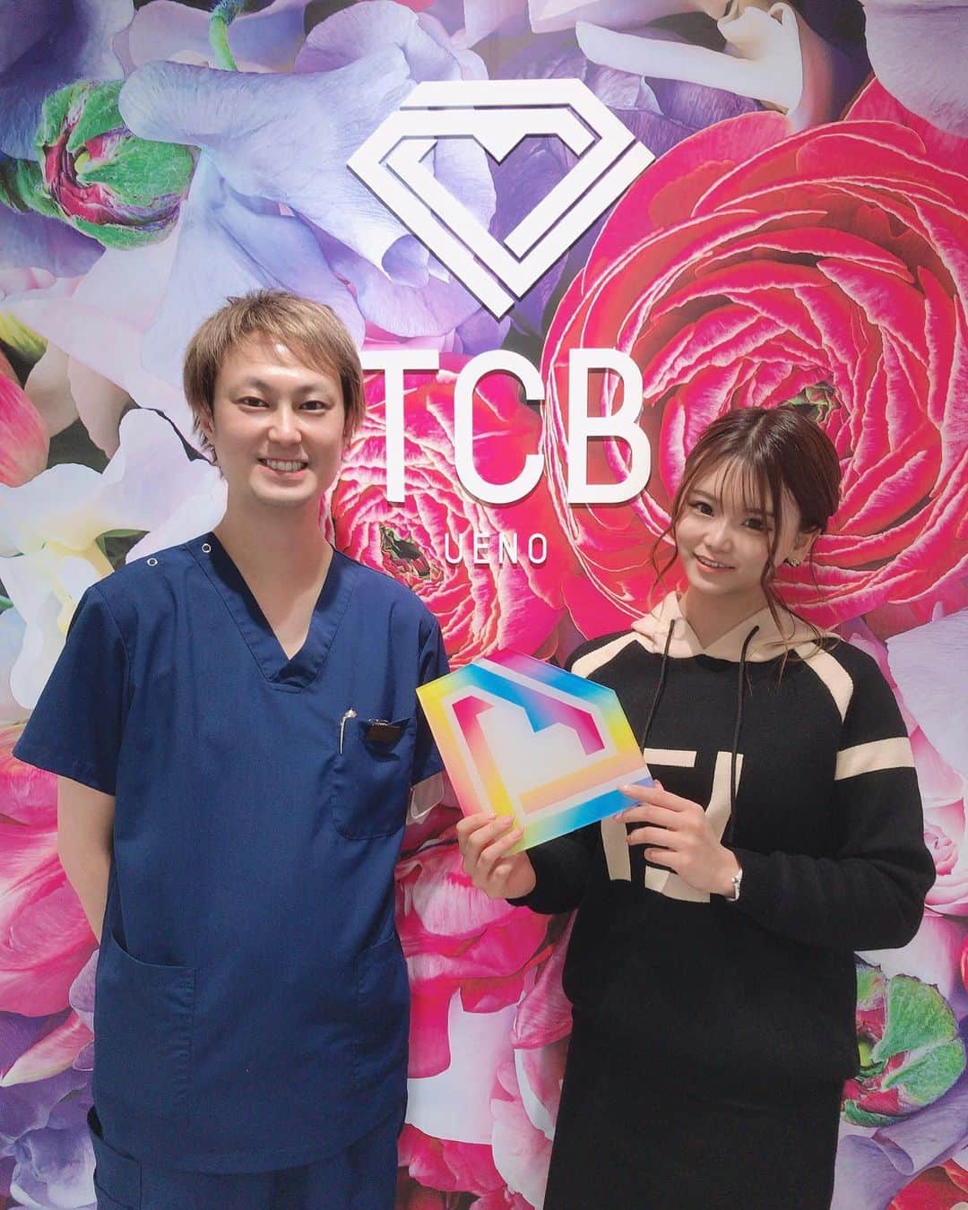 あやごるふのインスタグラム：「東京中央美容外科上野院（@tcb_ueno）に行ってきました！﻿ Dr.sダイエットを受けてきたよ🐷🌈﻿ ﻿ きっかけは、﻿ 12月27日に誕生日を迎える私ですが、﻿ 毎年毎年クリスマス〜誕生日〜年末年始と﻿ 飲み&暴食が続いてしまうから必ず3キロは太っちゃう期間なの😭﻿ ﻿ なのに、﻿ 最近ホルモンバランスが良くない関係と﻿ 毎日会食や遊びでのディナーが続いてしまい、﻿ 痩せておかなきゃいけない時期に太ってしまって…💀﻿ ﻿ しかも、﻿ めちゃくちゃ飲むので下っ腹がカビゴンになってしまって🐖（リアル）（またまた〜って言われるけど見せると本気で引かれる）﻿ ﻿ お腹だけは本当にほんっっとーーに落ちないので、﻿ 下っ腹に脂肪溶解注射をお願いしました🥺﻿ ﻿ 担当は院長の篠永先生（@tcb_shinonaga）👨‍⚕﻿ ﻿ これからどうなっていくかなーってワクワクな状況です😁💖﻿ ﻿ クリニックのスタッフさん達も﻿ 明るくて優しくて通いやすいですよ！🥺﻿ ﻿ #ダイエットならTCB東京中央美容外科﻿ #美容整形ならTCB東京中央美容外科﻿ #篠永宏行﻿ #ドクターズダイエット﻿ #東京中央美容外科　#美容外科　#上野　#東京中央美容外科上野院　#PR #ダイエット」