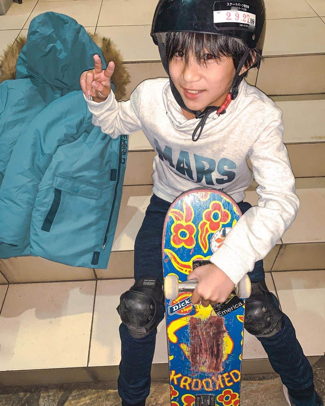 新井ニーニャのインスタグラム：「💙  学校終わりに🏫 #スケボー の練習が日課🛹 休日はパークに行くんだけど平日は 家の前で細かい足技の練習してます✨  長男は思春期に突入してきたからか 最近ファッションのこだわりが強くて 自分で服を選ぶように👟  この日のコーデはフランスの子供服OKAIDI🇫🇷 ってブランドのものなのですが 気品ある素材感が私は大好きで るきもデザインと色が気に入ってるみたい😍  普通のフードだと動いてると首元が後ろにいって 動きづらいらしいんだけど これはハイネックになってるから 動きやすいのに苦しくなくてあったかいみたい❣️  それにアウターの色、すっごいかわいいでしょう？ 触ったらびっくりするぐらい質感がよくて 大人のアウターでもいい値段しそうな…👏 でもお手頃価格なの。 このアウターも1万円しないぐらい🥰  ボトムもラインがすごく綺麗で 本人とってもお気に入りなご様子🖤 相変わらずポージング完璧だわ😘  参考までに🏷 ✔️るき 小学6年生 身長142cm 体重32kg 身体は小さめで、背の順は前から二番目🙏  洋服のサイズ🏷 ✔️アウター、パーカー、ボトム共に140cm(Okaidiでいうと10Aです🥰)  #okaidi #okaidijapan #子供服 #PR #キッズコーデ #コーデ #男の子コーデ #男の子兄弟 #歳の差兄弟 #親子 #ダウンコート #ダウンジャケット #ブルージャケット #小学生コーデ #お洒落男子 #お洒落小学生 #お洒落小学生コーデ #小学生モデル #スケボー #スケートボード #スケボー男子 #スケボーキッズ」