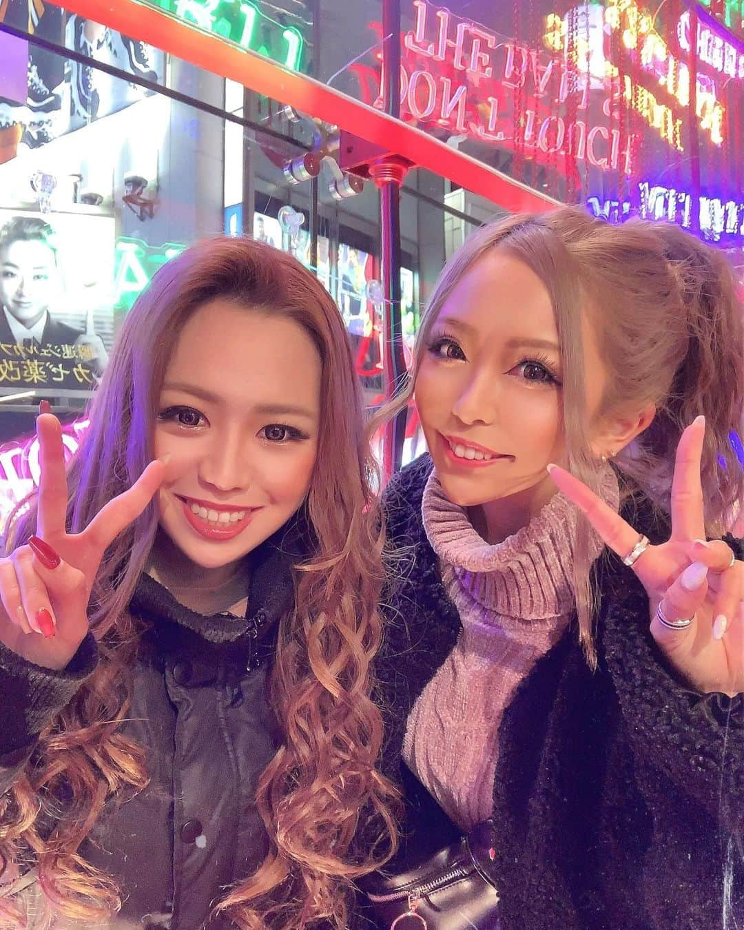 Yukariさんのインスタグラム写真 - (YukariInstagram)「💗 💗 💗 こんちあすぅ\( ¨̮ )/🌉 何もしてないのに1日が終わってた🗣💬 あ！違う！質問返してた📩🥰 . みなさんたくさんの質問ありがとう ございました💖👧🏼久々お話できて 楽しかったでーーーす😘💋✨ . 写真は去年の今頃のやつ📸🎄笑 キラキラ空間がかわよすぎる〜⋆* イルミじゃなくてBershkaだけど🤣✌🏽 . そんなことより急に寒くなってきて 冬が本気出してきてほんと無理🥺❄️ コンビニ行くにもチキってる( ᵕ_ᵕ̩̩ )ww . 長い長い冬が始まるんだなぁ〜☃️ お正月終わったら誕生日へのカウントダウン も始まるもんなぁ〜😫😫トホホ。 . . #イルミネーション  #イルミ  #イルミネーションデート  #東京イルミネーション  #サンタさん来るかな  #休日の過ごし方  #休日デート  #ぎゃる  #ぎゃう  #ギャル  #ギャルメイク  #ビジョビ  #渋谷  #ベルシュカ  #インスタ映え  #映えスポット  #映え写真  #ポニーテールアレンジ  #ポニーテール女子  #仲良し  #友達  #shibuya  #bershka  #illumination  #selfie」12月3日 18時29分 - xxsonchanxx